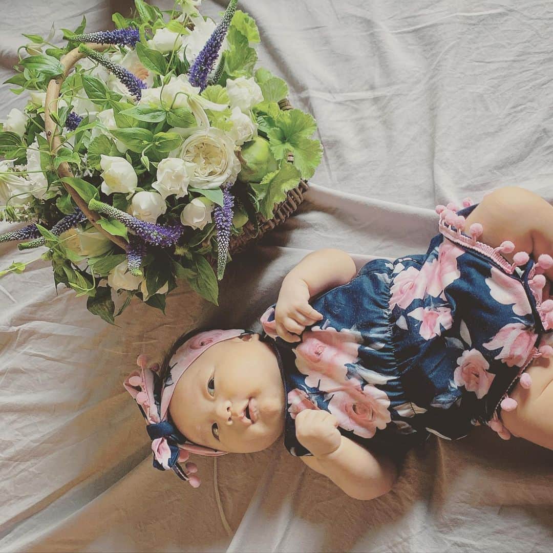 SATOKOさんのインスタグラム写真 - (SATOKOInstagram)「@creative_flower_iino_office さんからお花頂きました。 #花のある暮らし 赤ちゃんも偶然花柄着ていたのでアー写風、笑　飯野さんいつもありがとう♡ #babygirl」7月16日 12時52分 - fc_satoko