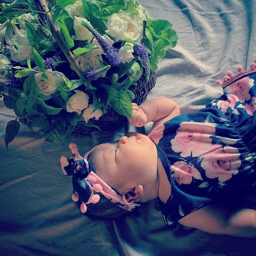 SATOKOさんのインスタグラム写真 - (SATOKOInstagram)「@creative_flower_iino_office さんからお花頂きました。 #花のある暮らし 赤ちゃんも偶然花柄着ていたのでアー写風、笑　飯野さんいつもありがとう♡ #babygirl」7月16日 12時52分 - fc_satoko