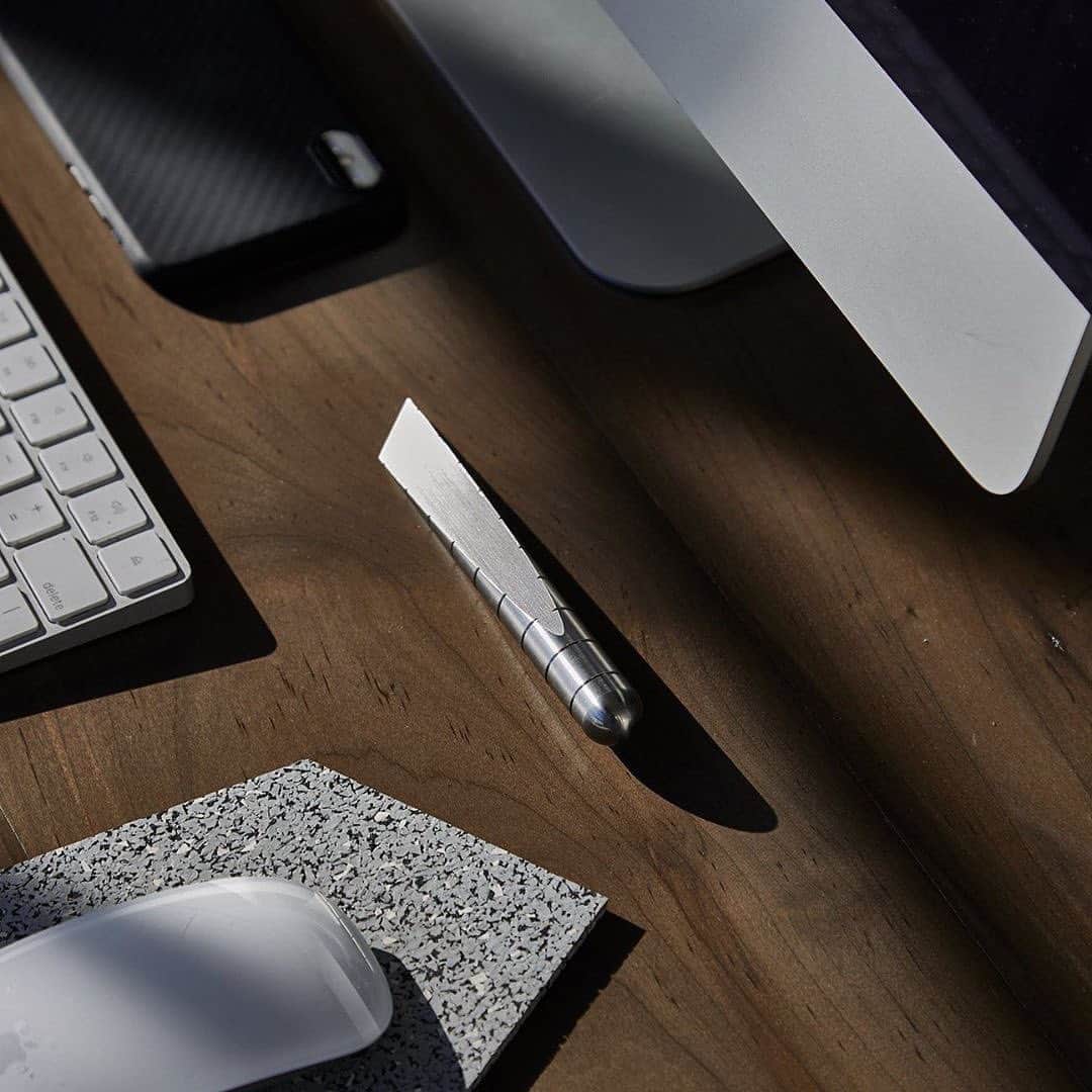 Design Milkさんのインスタグラム写真 - (Design MilkInstagram)「Over on @designmilkeveryday: Drawing inspiration from the Japanese kiridashi knife, the desk knife by @craighillcompany was designed with ultimate simplicity and excellent function in mind, becoming a go-to for all cutting tasks. Though it can normally appear as a severe object, this design has been recontextualized to closely resemble a writing tool, allowing it to rest elegantly and invitingly on a tabletop, always within reach. Get your own at shop.design-milk.com or head to our IG Story!」7月16日 13時05分 - designmilk
