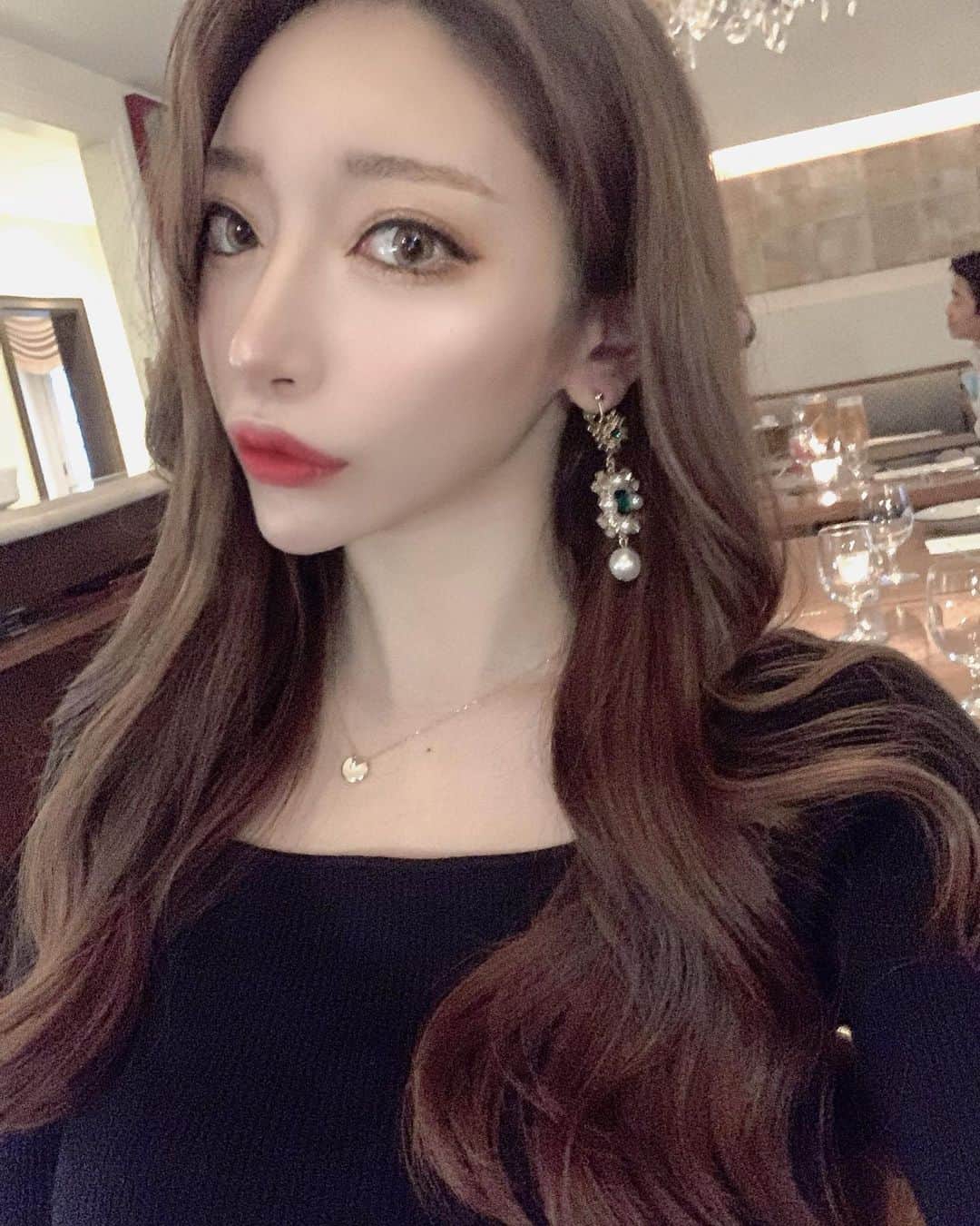 のインスタグラム：「. @charubon.accessory のピアス可愛すぎてしょっちゅう使ってる🥺💎 グリーンの石ってのがまたかわいい👸💚 . . #シャルボン #charubon #アクセサリー #ピアス #キラキラ #キラキラしか勝たん」
