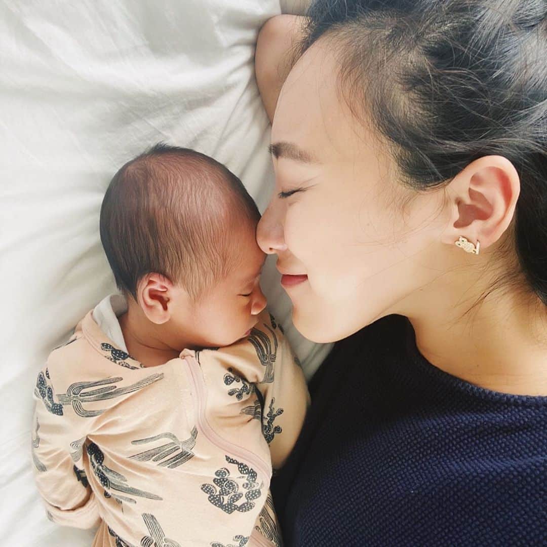 村上沙織さんのインスタグラム写真 - (村上沙織Instagram)「寝てる時間に一緒に寝るべきなんだけどとりあえずゆっくり眺めてたら時間がどんどん経ってしまってる…。  そして起きる。  そんな繰り返し♡  #newborn #新生児」7月16日 13時04分 - rosysaorimonster
