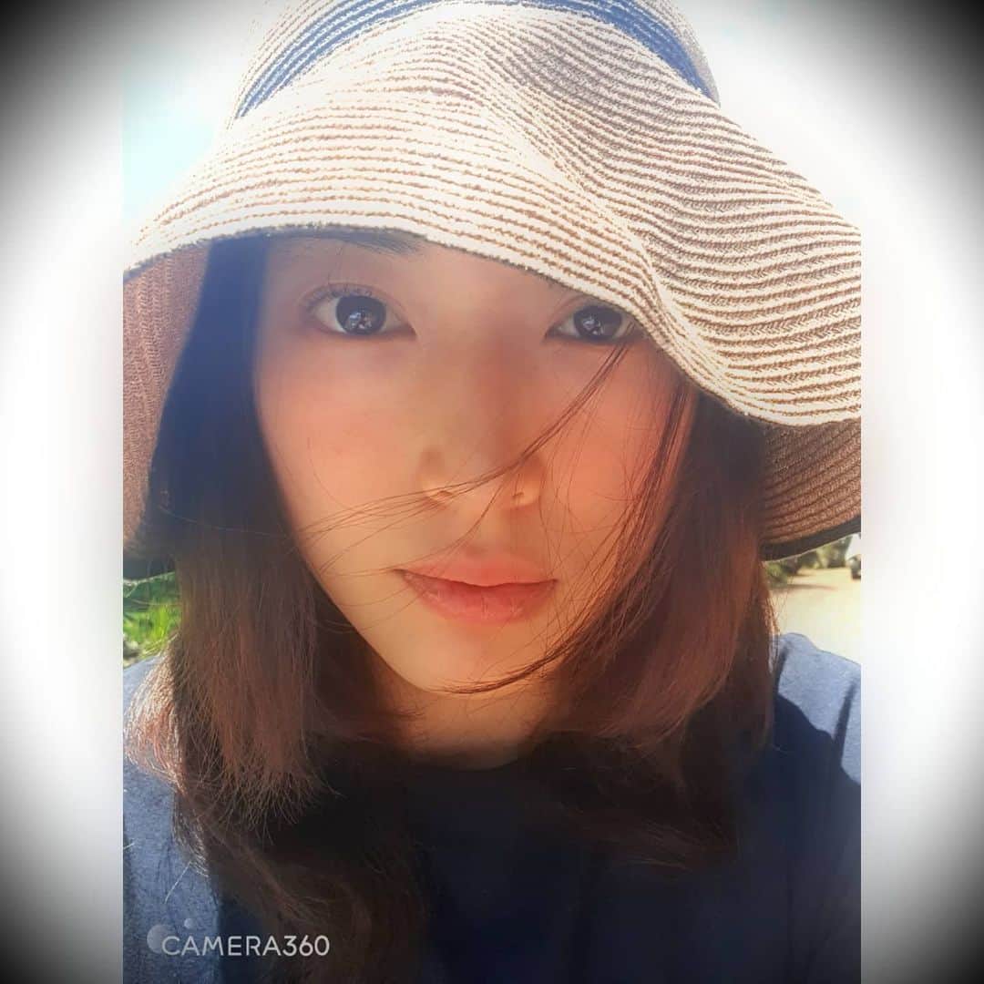 チョン・ダへのインスタグラム：「내 사진을 올려 달라한다. 많은 사람이 알 듯  나는 사진을 못찍는 💩손이다. 심지어 매일 꾸밀필요가 없는 (이건 서울에서도..😅) 섬아지매가 되었고 늘 그렇듯 화장도 안한다.... 인스타는 망했다고 본다. 그나마 짐지옥 난리통 속에서 사수해온 뷰디아니 cc크림 니 덕분에 그나마  셀카라도 찍어본다. #내돈내산」