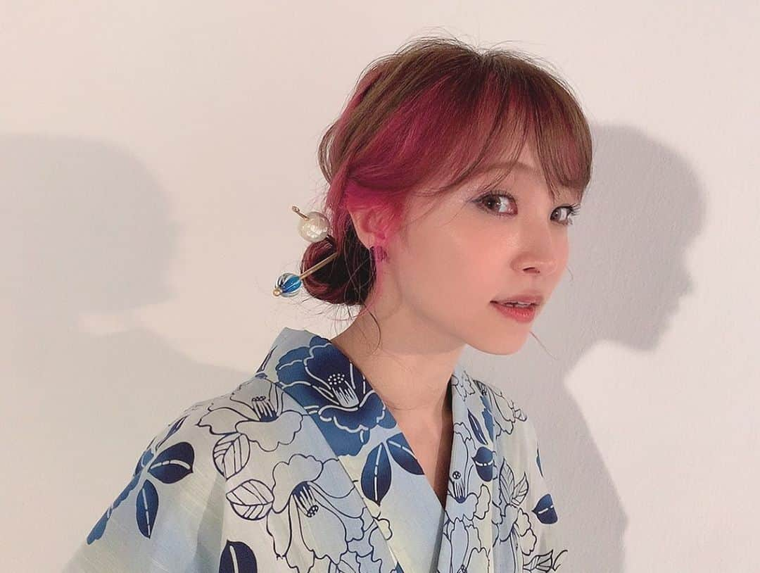 LiSAさんのインスタグラム写真 - (LiSAInstagram)「本日「 #リスアニ ！Vol.41」発売です☻今回のLiSAお薬出しておきましたっ。の連載は、元気になるお薬と一緒に浴衣を着せてもらいましたぁ〜👘お大事にぃ〜💊 #たばたばメイク　@tabatabamake  #ぶるーな目元　#大人ヘアー　#浴衣　@watarunishida_photography @akinamiki_stylist  @furifufurifu @mimatsu.shara.kimono #レースつき」7月16日 13時13分 - xlisa_olivex