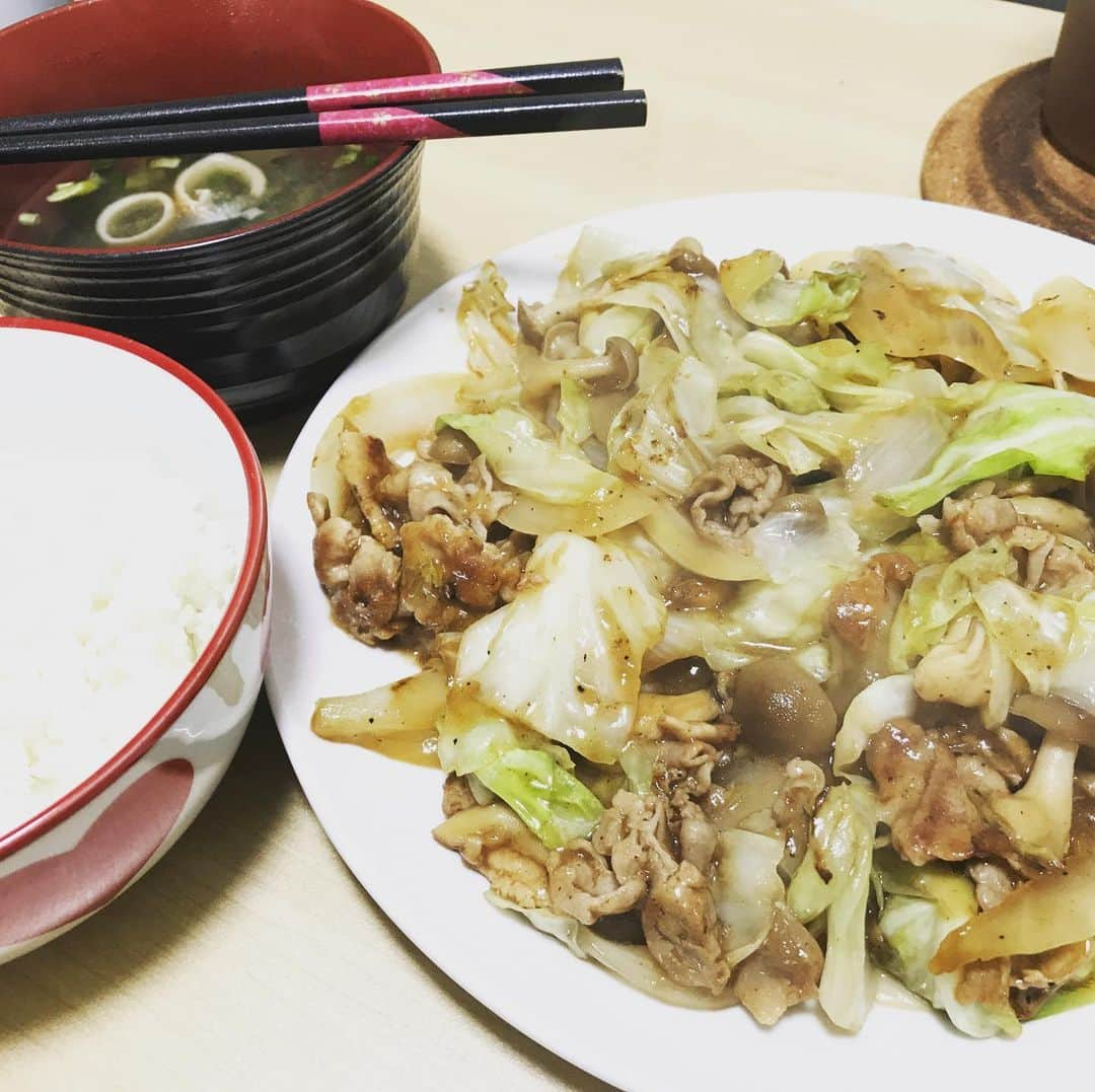 はつだのインスタグラム：「本日のお昼は野菜炒め定食を作りました！ #はつ旦那飯 #はつだ #はっちゃんねる #動画は撮っていません #写ってないけど納豆も #使い切りたかった調味料を使った #味が濃くなってしまった #生卵トッピングで解決 #食後のコーヒーなう」