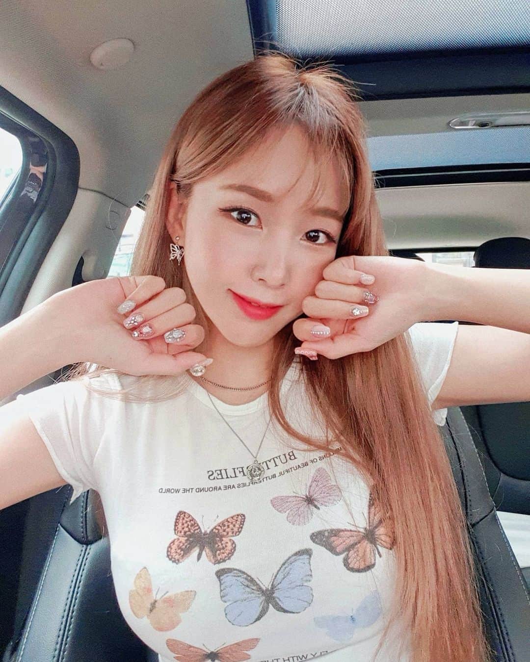 ウェイ のインスタグラム：「두달간 열심히 쉬어주고 다시 네일장착💗 손보면서 앞으로 한달간은 행복할 것 같아요오🥰  넘예쁘게 디쟌해주신 #네일바이허슬기  @nailby_shinbi @nailby_rorang 감사합니다🦋」