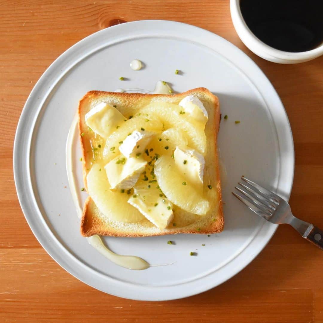 山崎佳のインスタグラム：「Today’s breakfast. グレープフルーツ、カマンベール、はちみつ。 最近子どもたちもグレープフルーツ大好きだから、わざわざ雨の中買いに行ったりもする。」