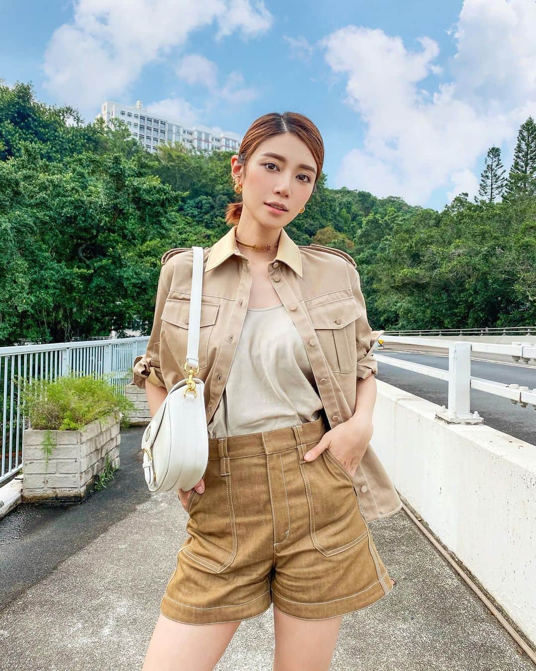 Elva Niさんのインスタグラム写真 - (Elva NiInstagram)「打開衣櫃99%的褲子都穿不上了😭 嘆一口氣 又是穿裙子的一天 翻回手機裡2個月前的照片 那時候腰怎麼還那麼細😂 #throwbackthursday  #mylittlesurpriseisontheway  #elvaootd #diorbobby」7月16日 13時34分 - misselvani