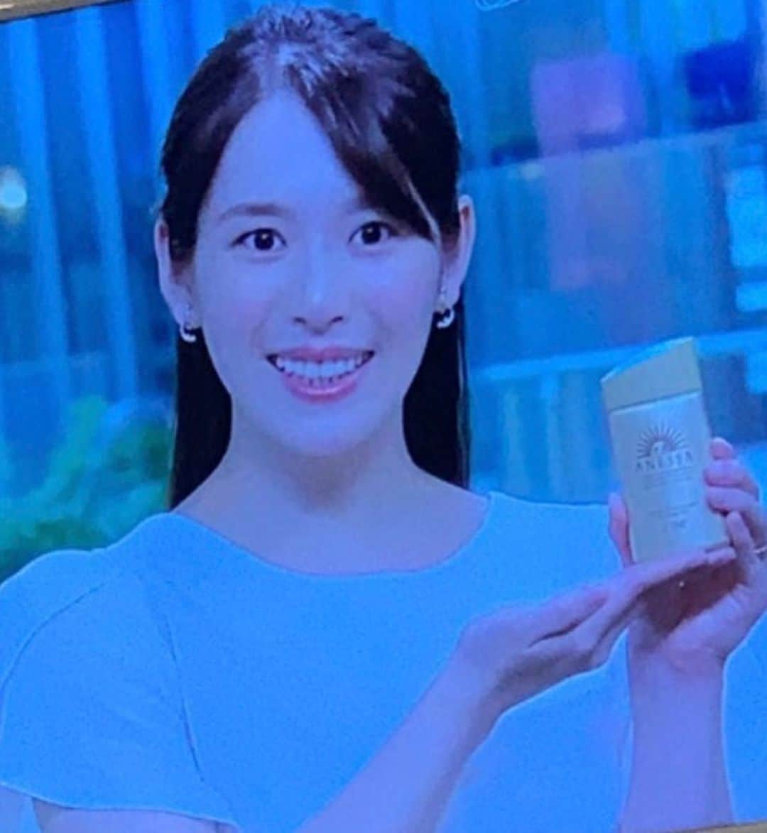 玉木碧さんのインスタグラム写真 - (玉木碧Instagram)「【お知らせ⭐︎】 日本テレビにて資生堂さんのインフォマーシャルに出演させていただいております✨  友人がテレビで見かけたと送ってくれました🥰  タレントのみちょぱさんとリモート掛け合いでこの夏にオススメの化粧品をご紹介しています😊  私中学生の時から日焼け止めはアネッサ金ミルク　（#anessa ）をずっと愛用してきたので、 ここでご紹介出来るのは感慨深い！！  そしてマスクによる肌荒れに効果的な化粧水もご紹介しました！！  これは今のご時世尚更必要だわ🤔 本当にマスク蒸れ？で今までそんなに出来なかった顎にニキビ出来るんですよね😩  使ってから確かに改善してきたんですよ！！  この夏の間随時放送されるみたいなので見かけてもらえたら嬉しいです🥰  #資生堂　#インフォマーシャル　#仕事　#日焼け止め　#アネッサ　#anessa #金ミルク　#マスク対策　#肌荒れ対策　#マスク荒れ　#みちょぱ さん #セントフォース #フリーアナウンサー　#玉木碧」7月16日 13時38分 - tamaki_aoi.official