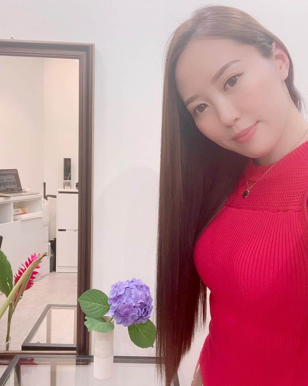 ありさ・あげまんクリエイターのインスタグラム：「収録前に髪艶々にしてもらいました😆 そろそろシャンプーのCMの仕事くるかな？w  小川さんいつもありがとうございます🥰 @ogawa_yuya_   相変わらず美容師という概念を飛び越えてました。笑  @ogawa_yuya_  @restart.bigami  #艶髪 #美容師 #美容室 #艶髪師」