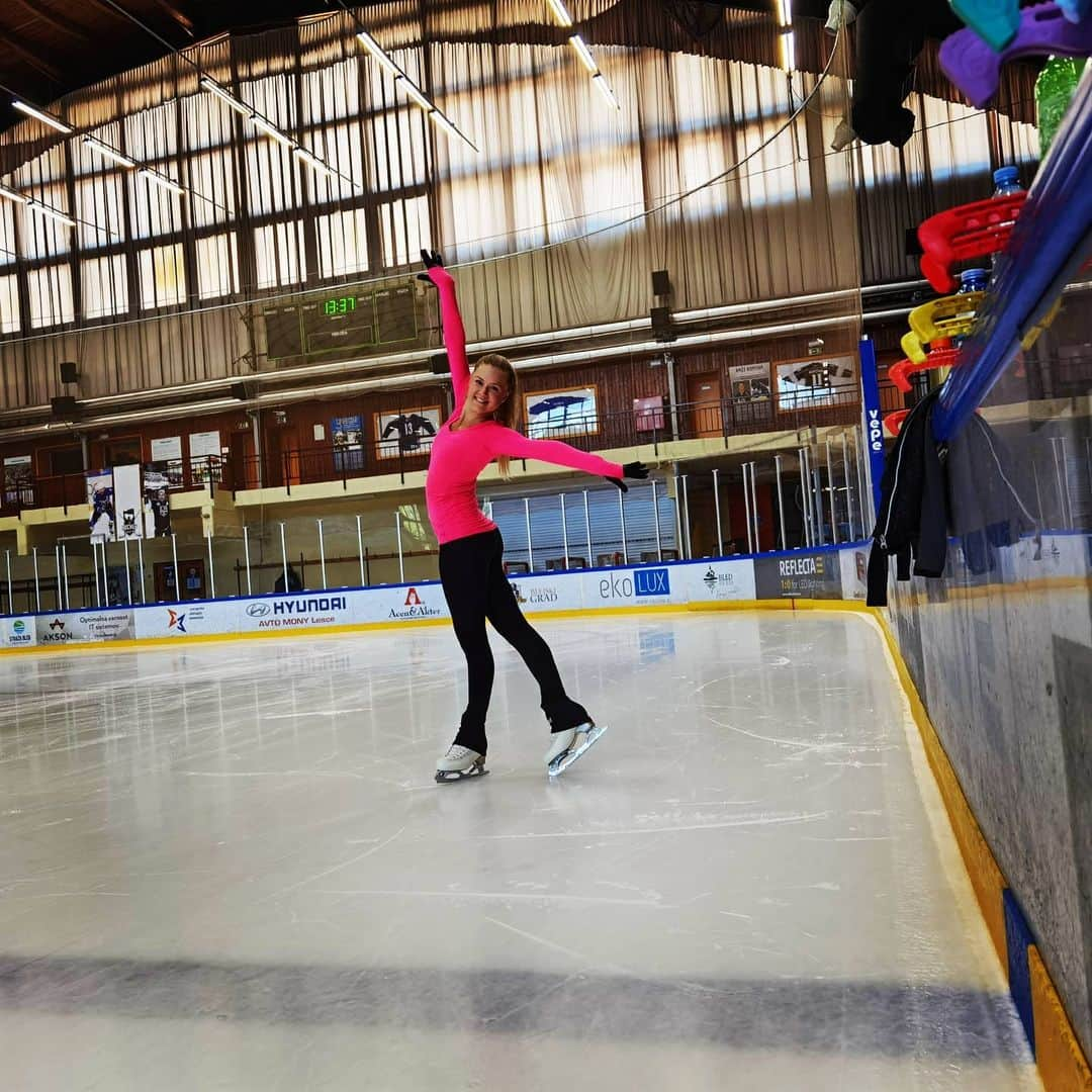 ダーシャ・ゲルムのインスタグラム：「Everyone only sees the glory which comes after many hours of hard work.  Everyone only sees what you have and where you are at the moment, but not how you got there.  Starting on the ice again after so much time off the ice has not been easy for me. I just realised that the last time I was properly jumping was at the end if February (at my last competition). So I guess after 4 months it is normal not to have all the jumps back straight away... 🙄  But I'm hard on myself and I want everything to be done yesterday... And I have doubts and I worry and think about should I even still do it... 😔  I think every year is harder, but I kinda didn't expect (or I forgot already from last year) it would be that hard...  #figureskating #life #toughtimes #stepbystep #gettingback #doubt #worries #icetime #fit #workhard #trainsmart #livealife」