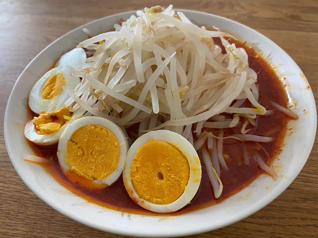 のインスタグラム：「・ ・ 人生3度目の中本の「北極」。  宅配してもらえる様になってようやく食べられたこちら、  今日は初めて水を含まずに完食。  辛いもの好きの方にはレベルの低い話ですが…  辛いもの苦手な自分からすれば大躍進！  ただし、お店で食べるのはやはり汗が凄くて…  いやいやでも、  「辛い」から「旨辛い」になったのは嬉しい。  さああと何回家で"修行"したら、  大手を振って店内で食べられるかな？  #北極ラーメン #蒙古タンメン中本 #配達 #ubereats #辛いもの苦手 #辛いもの苦手だけど食べたい #汗っかき #激辛 #ラーメン #麺道 #clammbon #クラムボン #ミト #ミトムボン」