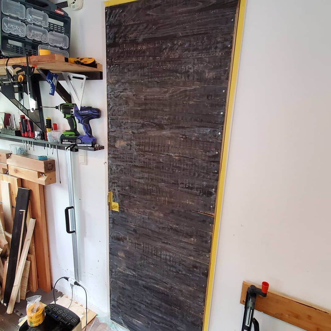 上中丈弥のインスタグラム：「ノリ乾かし中。もうすぐ完成。扉のDIY。 ちょっと歌って練習するよ🎶」