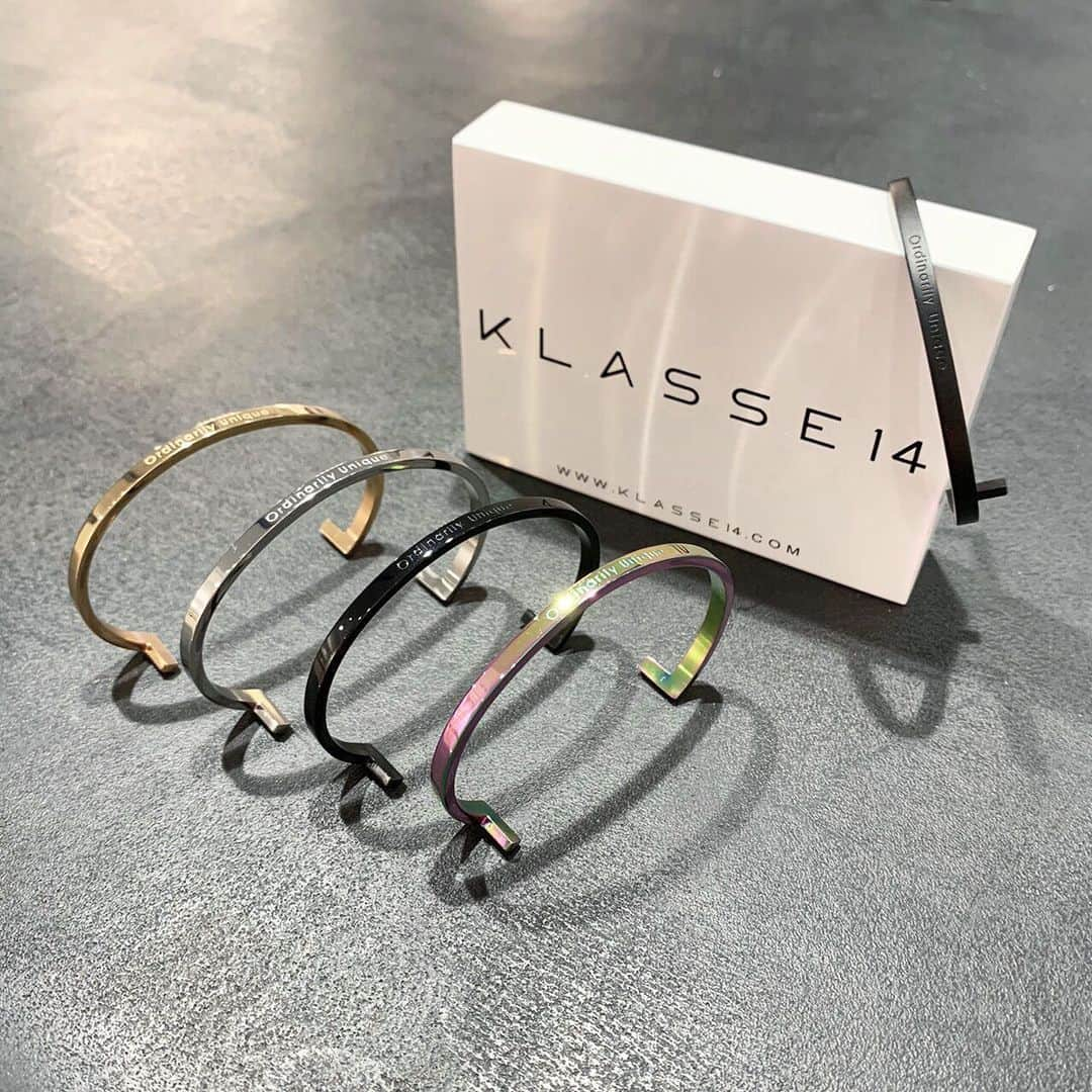 klasse14_japanofficialさんのインスタグラム写真 - (klasse14_japanofficialInstagram)「こんにちは。 本日はIL BRACCIALE シリーズのご紹介★  時計と同じくステンレス製のバングル。程よい線の細さは、時計との合わせ付けにも相性抜群。  シンプルなデザインは、性別を問わずご使用いただけます♪ 5color.2size展開なのでペアやお友達とのお揃いでも人気のアイテムです！  IL BRACCIALE ROSE GOLD  S/M IL BRACCIALE SILVER  S/M IL BRACCIALE BLACK  S/M IL BRACCIALE RAINBOW  S/M IL BRACCIALE MATT BLACK  S/M  ﻿ #ordinarilyuniqu ﻿ #klasse14 #クラスフォーティーン  #okto#jewelry #bracciale  #rosegold #silver #black#matt_black #rainbow ﻿ #shibuya #渋谷 ﻿ #flagship #フラッグシップ﻿ ﻿ お問い合わせに関しましては、KLASSE14渋谷SHOPまでお電話ください。﻿ ☎︎03-6433-5400」7月16日 14時07分 - klasse14_japanofficial