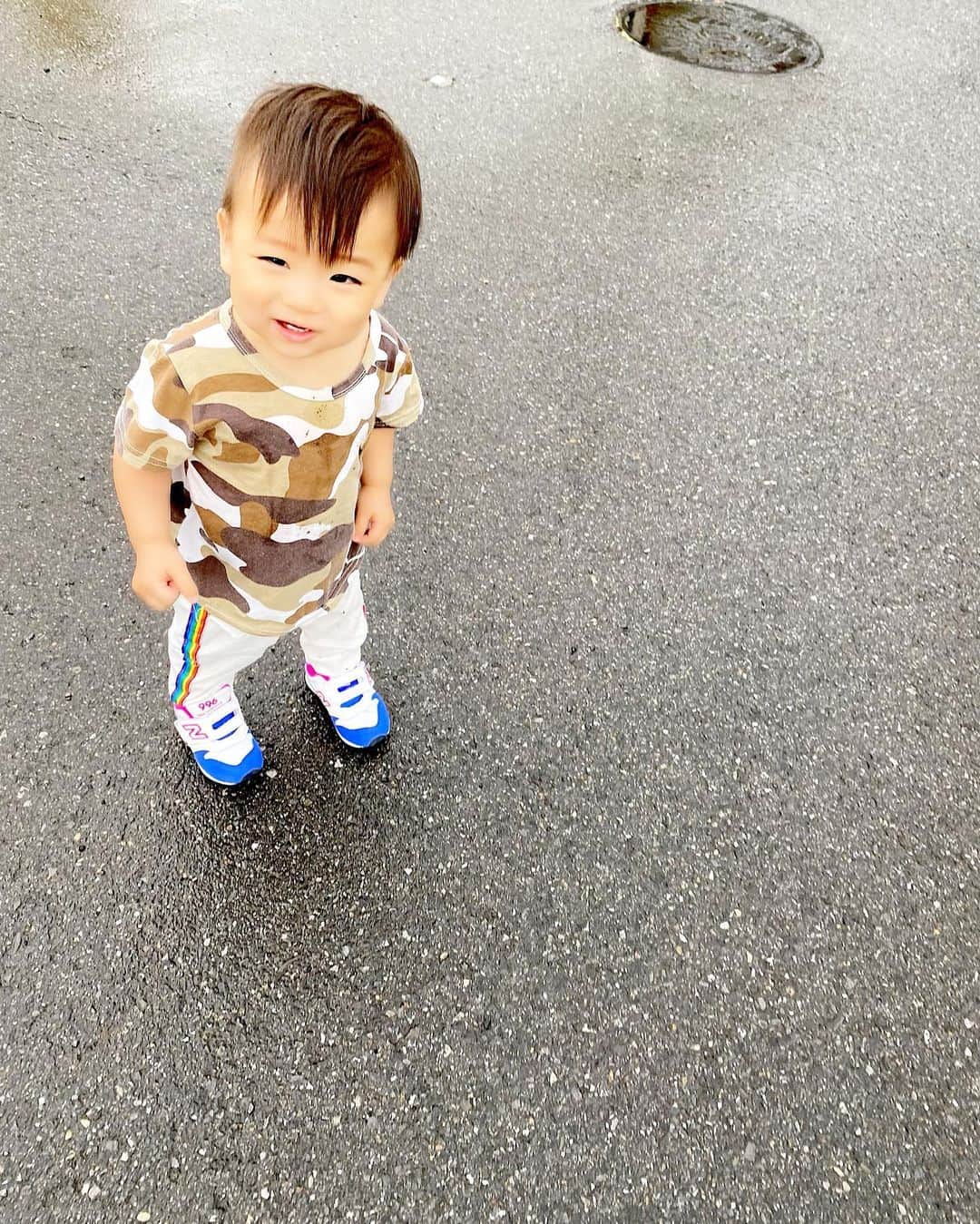 Momoeのインスタグラム：「. .  よく見て。 こんなに普通の顔してるけど 服土まみれだからな。 . . #happy #家事 #育児 #family #家族 #boy #smile #男の子 #息子 #code #love #lucky #kids #子供 #thankyou #宝物 #ベビー #fashion #follow #心 #縁 #パパ #ママ #家族写真 #男の子ママ #赤ちゃん写真 #photo #子育て #1歳 #flower」