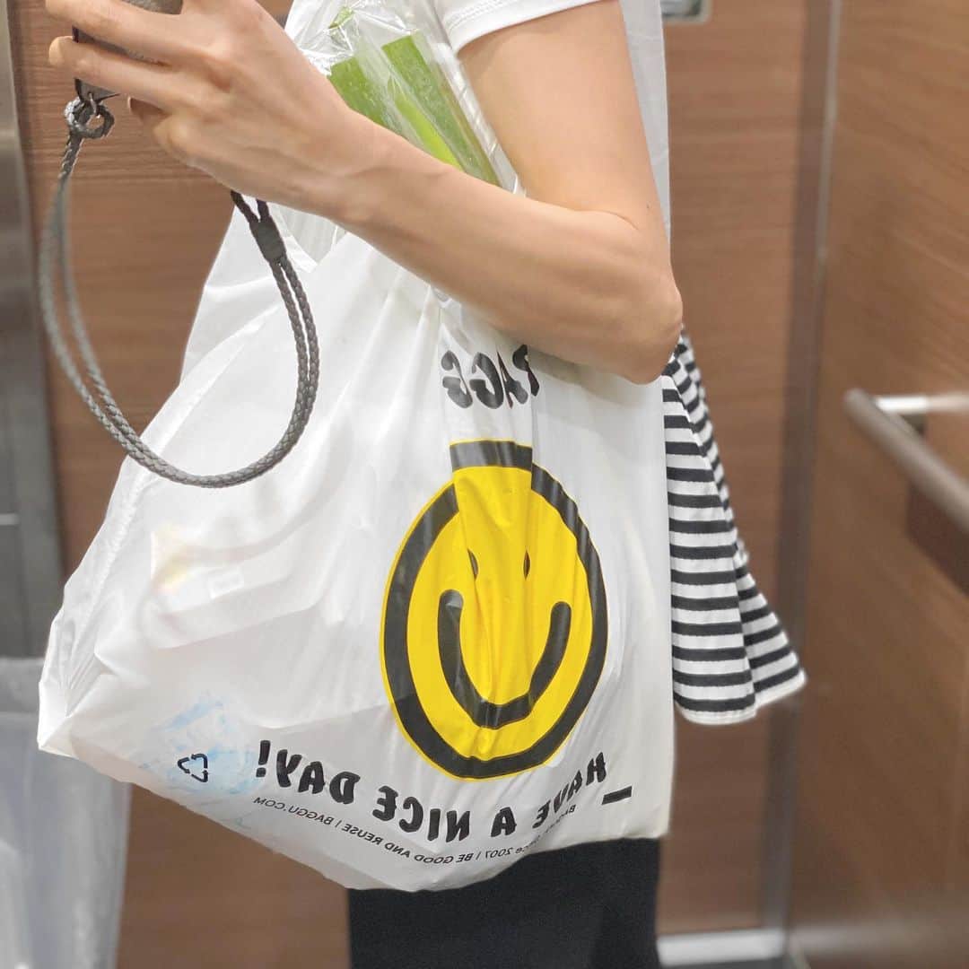 木本泉さんのインスタグラム写真 - (木本泉Instagram)「-﻿ ７月からレジ袋が有料になりましたね🛍﻿ ﻿ インスタLiveでもご質問あったeco bag﻿ ﻿ コンパクトにもなって持ち歩けるbagguのバッグを使ってます！﻿ ﻿ もう７月半ばも過ぎて夏ですね☀️﻿ なんだか今年の夏は、いつもの夏とは違った夏の過ごし方になりそうですね💦﻿ ﻿ #エコバッグ#ecobag」7月16日 14時12分 - izumikimoto