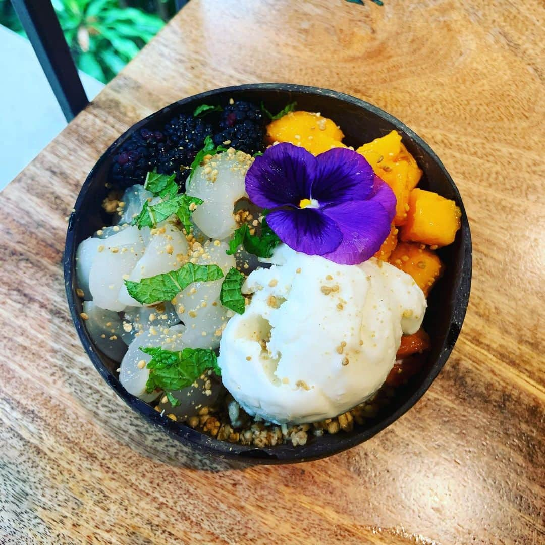 Aloha Street アロハストリートさんのインスタグラム写真 - (Aloha Street アロハストリートInstagram)「アイランド・ヴィンテージ・ワインバーでランチ🌺 ・ 今ならアントレと飲み物のオーダーでハンドサニタイザーがもらえます👍🏻 ・ 写真は、新メニューのヴィーガンサンドイッチ（1枚め）、ポケビビンバ（2枚め）、和牛バーガー(3枚め)、ライチ・ハウピア・モアナボウル（4枚め）。私はポケビビンバをいただいたのですが、アヒがフレッシュで美味しかった〜😊（エリカ） ・ #ハワイ#ワイキキ#アイランドヴィンテージコーヒー #アイランドヴィンテージワインバー」7月16日 14時14分 - alohastreetcom_hawaii