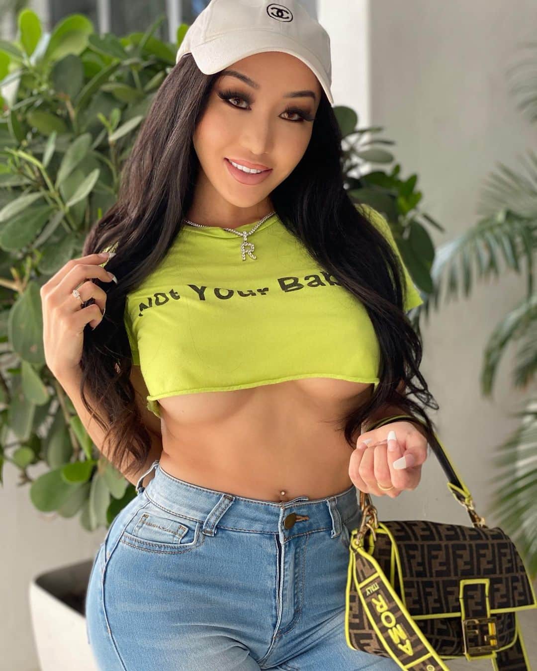 Reinaのインスタグラム：「Neon yellow vibes 🔫💚✅」