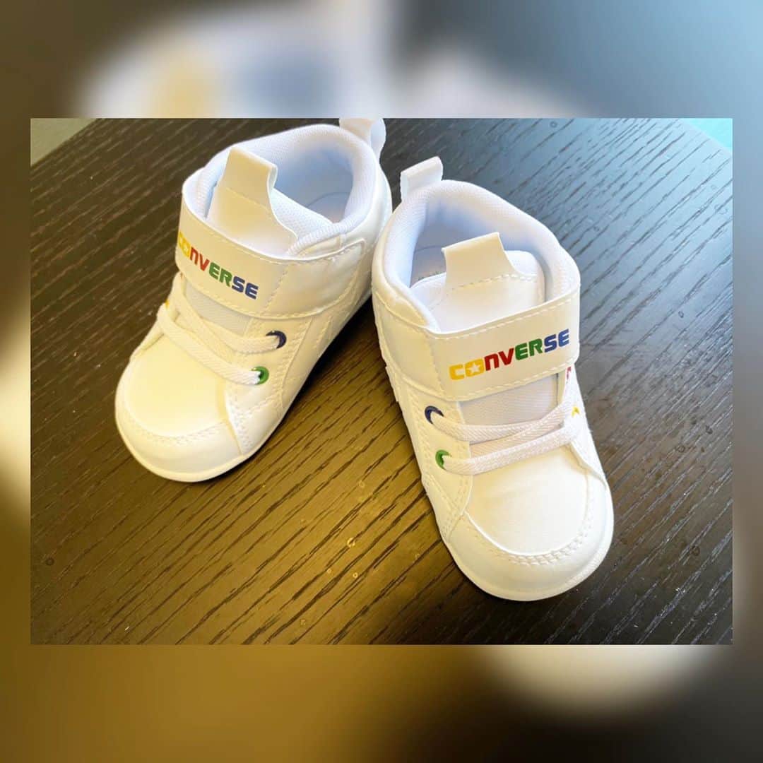 Momoeのインスタグラム：「. .  お兄ちゃんから 送って貰った靴と帽子❤️❤️ . お兄ちゃんから 週1ペースで色々送って貰ってて 可愛すぎて届く度に うひゃー😍‼️💕ってなると同時に 申し訳なくなる😭😭😭 . いつも本当にありがとうございます😭❤️❤️❤️❤️ . . #happy #家事 #育児 #family #家族 #boy #smile #男の子 #息子 #code #love #lucky #kids #子供 #thankyou #宝物 #ベビー #fashion #follow #心 #縁 #パパ #ママ #家族写真 #男の子ママ #赤ちゃん写真 #photo #子育て #1歳 #flower」
