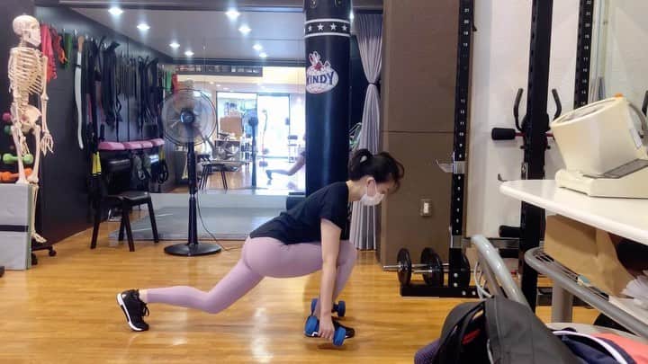 のインスタグラム：「#パーソナルトレーニングジム へ🏃‍♀️💨 体を動かすことがいま一番の気分転換になっています🥺 ⁑ セッション中はわたしとトレーナーさんだけで、前後にしっかり手洗いをしてマスクをつけるなど気をつけながら運動しています🏋️‍♂️ 一番地味な3つ目の動画のがいちばんキツイ。 めっちゃお尻に効きます🍑 ⁑ ジムの後は1時間ウォーキングして、意識高い系サラダをテイクアウト🥗 ⁑ ⁑ #hey尻 #bodymake #workout #トレーニング動画 #ボディメイク #パーソナルトレーニング  #パーソナルトレーニングジム  #尻 #尻神 #尻トレ　 #ストレッチ#筋トレ　 #腹筋女子#腹筋　 #ワークアウト #ダイエット #フィットネス #ジム #尻トレーニング #美容  #fitness#엉덩이#personaltraining  #津田麻莉奈 #まりなる」