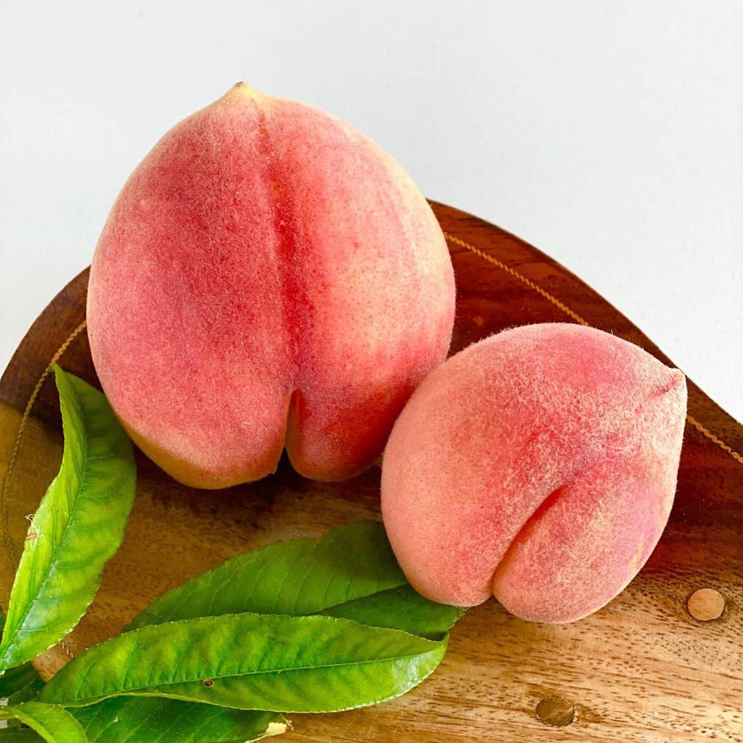 近藤麻理恵さんのインスタグラム写真 - (近藤麻理恵Instagram)「最近の収穫。ミニトマトが一日50個くらいとれるようになって、美味しい大量消費レシピを思案中。 あとは桃。マンガに出てくるみたいな形の桃がとれて、ほっこりときめいてます😊  ーーーーーーーーーーーーーーーーーー﻿ オンラインサロンでは みんなで日々のときめき力を磨く企画がもりだくさん。﻿ ご興味ある方はプロフィール（ @mariekondo_jp ）﻿のリンクからご覧くださいね。﻿ ーーーーーーーーーーーーーーーーーー﻿  #こんまり #konmari #こんまりメソッド #近藤麻理恵 #ときめき  #ガーデニング #家庭菜園 #ミニトマト #レシピ #ときめきライフ #家庭菜園初心者」7月16日 14時23分 - mariekondo_jp