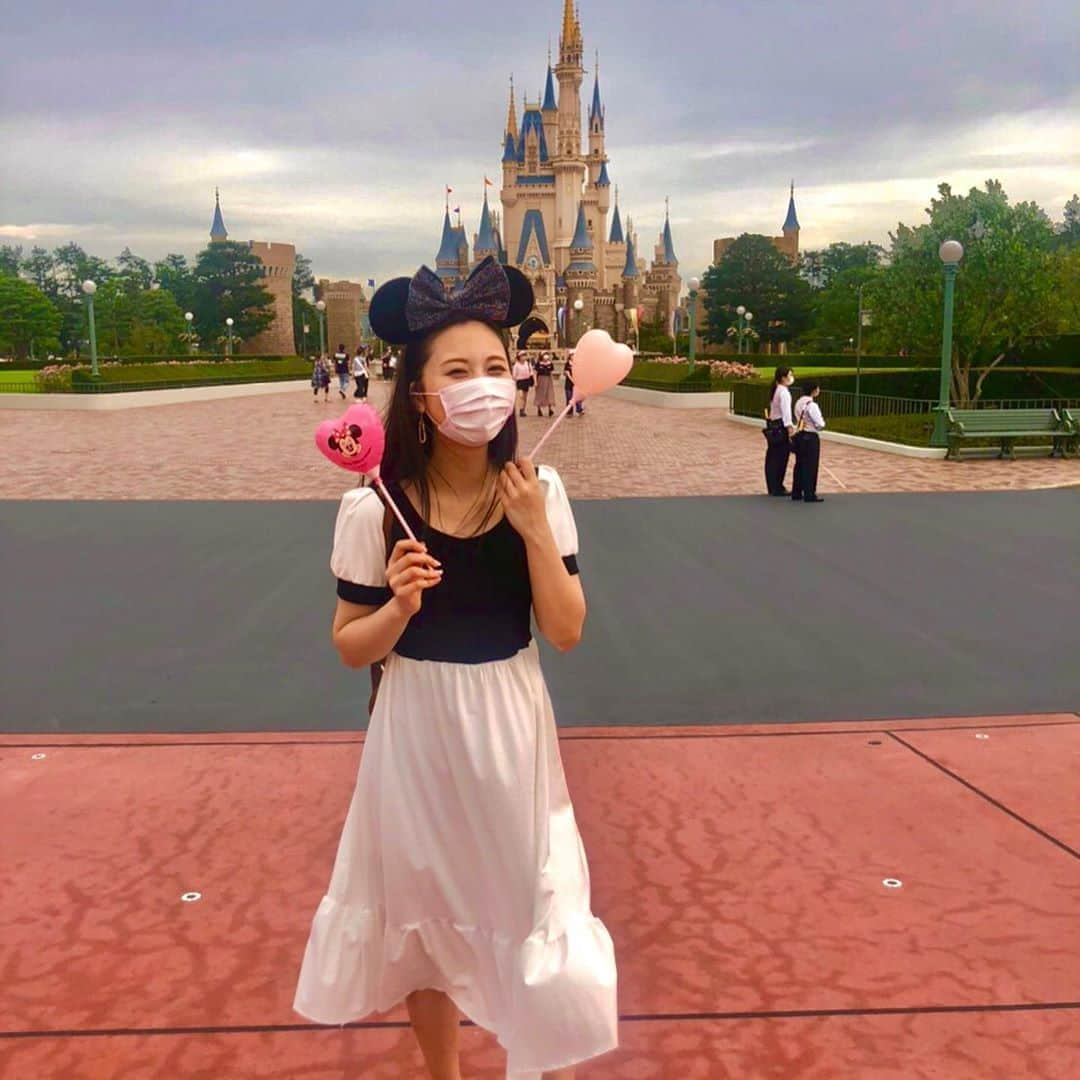 西村季里子さんのインスタグラム写真 - (西村季里子Instagram)「・ 💖🏰💖  住みたい…🥺💖💖💖💖💖 シンデレラ城の中には入れなかったけど、 人が少ない分写真たくさん撮れた🌈 キャラクターグリーティングもなかったけど、 サプライズでシンデレラ城から たくさんキャラクターたちが出てきて ちょうど見れて感動した🥺✨✨✨ みんな周りのゲストたちと ちゃんとソーシャルディスタンス守ってて それにも感動した☺️💓💓 . #ディズニー#ディズニーランド#ランド #disney#disneyland#land#mickey  #ディズニー再開#舞浜#夢の国 #シンデレラ城#カチューシャ#ミッキー #ミッキーの耳#風船#バルーン #タイムラプス#カメラ#写真#撮影 #シンデレラ城#🏰#グリーティング #キャラクター#ショー#ソーシャルディスタンス #follow#followme#きなんちゃんねる」7月16日 14時33分 - kiriko_nishimura