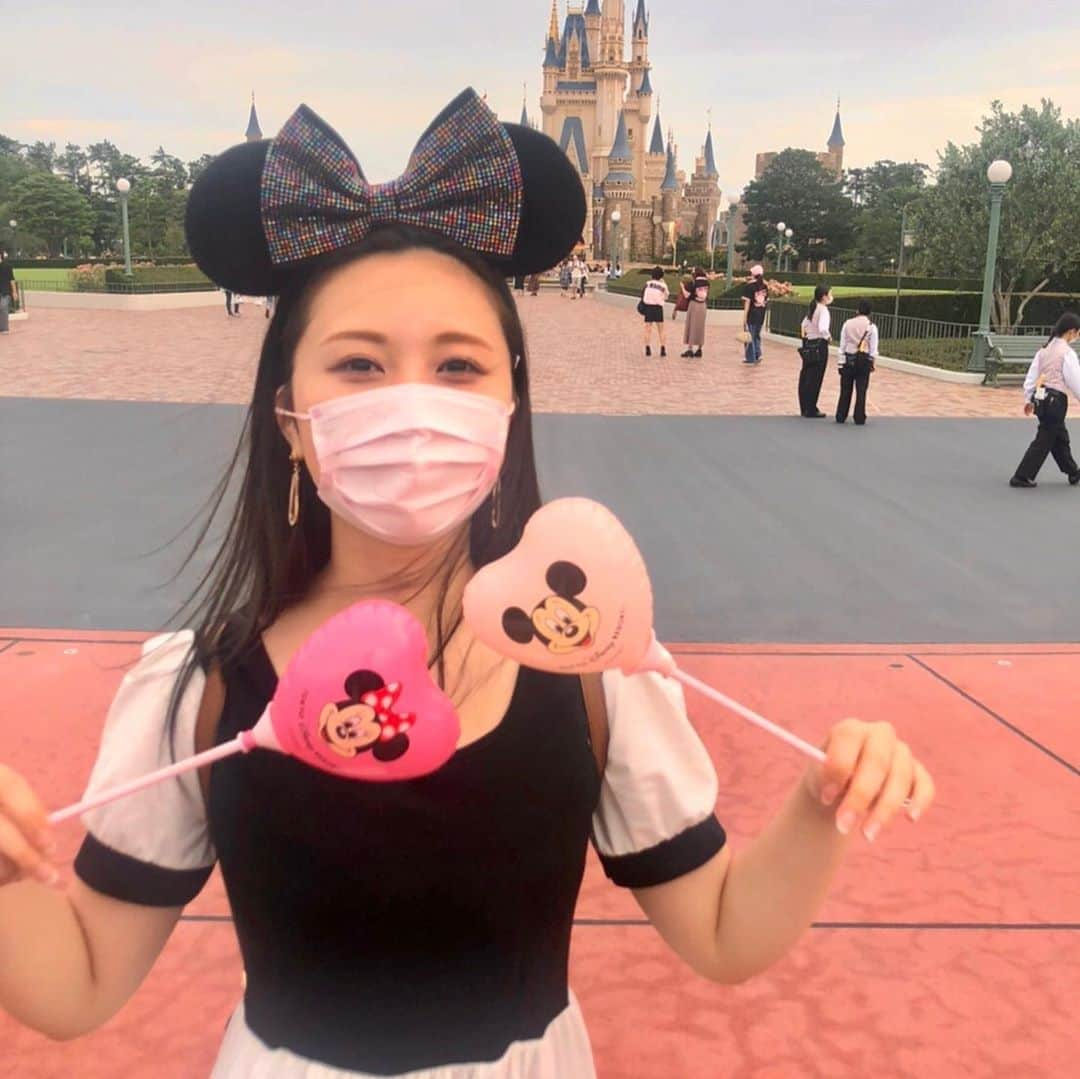 西村季里子さんのインスタグラム写真 - (西村季里子Instagram)「・ 💖🏰💖  住みたい…🥺💖💖💖💖💖 シンデレラ城の中には入れなかったけど、 人が少ない分写真たくさん撮れた🌈 キャラクターグリーティングもなかったけど、 サプライズでシンデレラ城から たくさんキャラクターたちが出てきて ちょうど見れて感動した🥺✨✨✨ みんな周りのゲストたちと ちゃんとソーシャルディスタンス守ってて それにも感動した☺️💓💓 . #ディズニー#ディズニーランド#ランド #disney#disneyland#land#mickey  #ディズニー再開#舞浜#夢の国 #シンデレラ城#カチューシャ#ミッキー #ミッキーの耳#風船#バルーン #タイムラプス#カメラ#写真#撮影 #シンデレラ城#🏰#グリーティング #キャラクター#ショー#ソーシャルディスタンス #follow#followme#きなんちゃんねる」7月16日 14時33分 - kiriko_nishimura