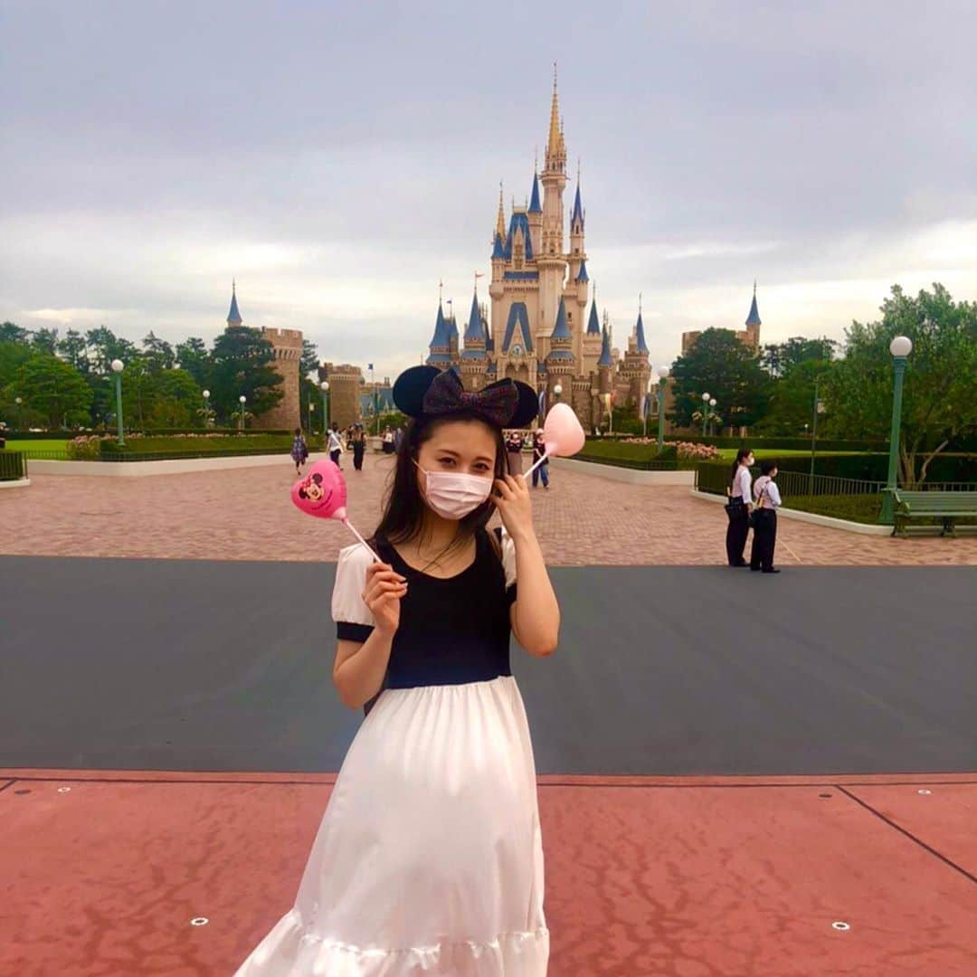 西村季里子さんのインスタグラム写真 - (西村季里子Instagram)「・ 💖🏰💖  住みたい…🥺💖💖💖💖💖 シンデレラ城の中には入れなかったけど、 人が少ない分写真たくさん撮れた🌈 キャラクターグリーティングもなかったけど、 サプライズでシンデレラ城から たくさんキャラクターたちが出てきて ちょうど見れて感動した🥺✨✨✨ みんな周りのゲストたちと ちゃんとソーシャルディスタンス守ってて それにも感動した☺️💓💓 . #ディズニー#ディズニーランド#ランド #disney#disneyland#land#mickey  #ディズニー再開#舞浜#夢の国 #シンデレラ城#カチューシャ#ミッキー #ミッキーの耳#風船#バルーン #タイムラプス#カメラ#写真#撮影 #シンデレラ城#🏰#グリーティング #キャラクター#ショー#ソーシャルディスタンス #follow#followme#きなんちゃんねる」7月16日 14時33分 - kiriko_nishimura