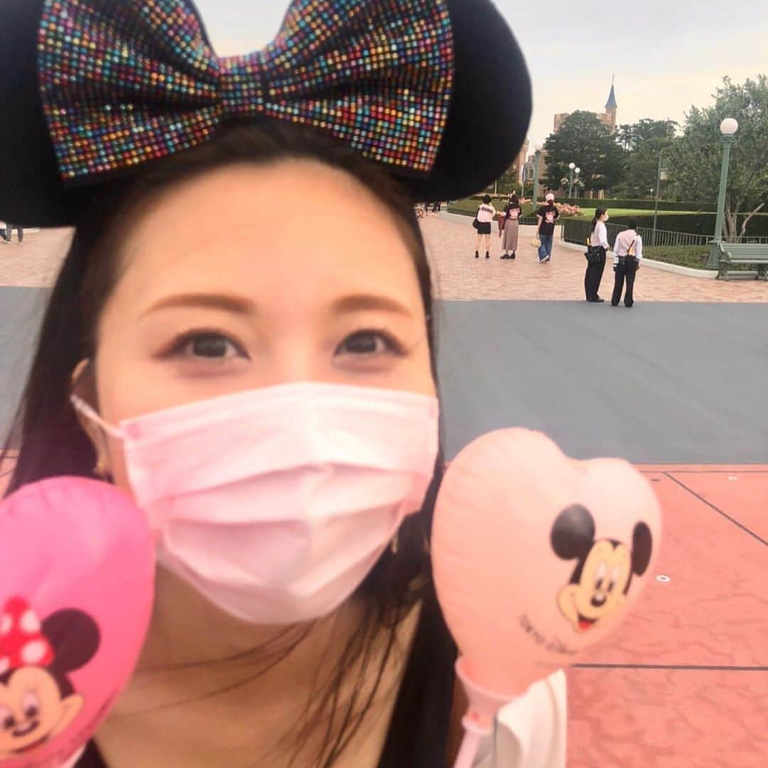 西村季里子さんのインスタグラム写真 - (西村季里子Instagram)「・ 💖🏰💖  住みたい…🥺💖💖💖💖💖 シンデレラ城の中には入れなかったけど、 人が少ない分写真たくさん撮れた🌈 キャラクターグリーティングもなかったけど、 サプライズでシンデレラ城から たくさんキャラクターたちが出てきて ちょうど見れて感動した🥺✨✨✨ みんな周りのゲストたちと ちゃんとソーシャルディスタンス守ってて それにも感動した☺️💓💓 . #ディズニー#ディズニーランド#ランド #disney#disneyland#land#mickey  #ディズニー再開#舞浜#夢の国 #シンデレラ城#カチューシャ#ミッキー #ミッキーの耳#風船#バルーン #タイムラプス#カメラ#写真#撮影 #シンデレラ城#🏰#グリーティング #キャラクター#ショー#ソーシャルディスタンス #follow#followme#きなんちゃんねる」7月16日 14時33分 - kiriko_nishimura