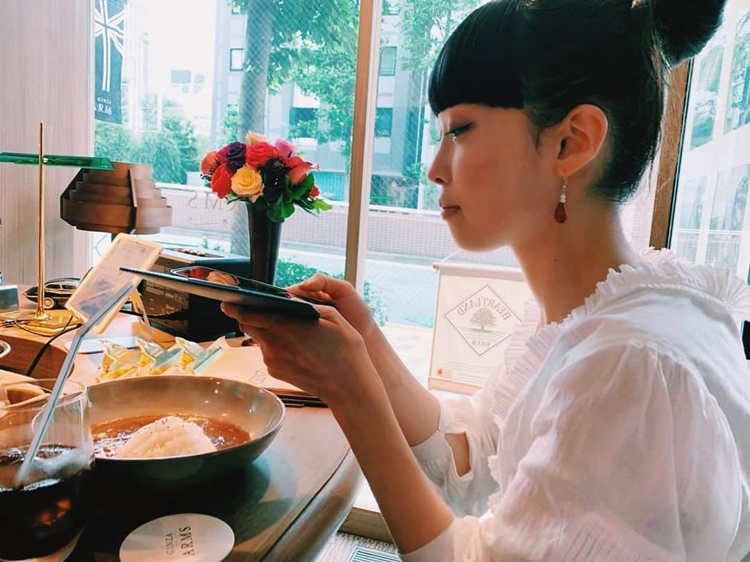 岡本愛梨のインスタグラム：「いつしかのソーシャルディスタンスランチ🍛🍴☕️ また少しずつコロナが出てきましたが、皆様手洗いうがい体調には気をつけてくださいまし🙇 　 　 　 #ソーシャルディスタンスランチ #開放的で素敵な空間  #お仕事前のひととき #メニューはハッシュドビーフとコーヒー #銀座arms  #最高に美味しかったです」