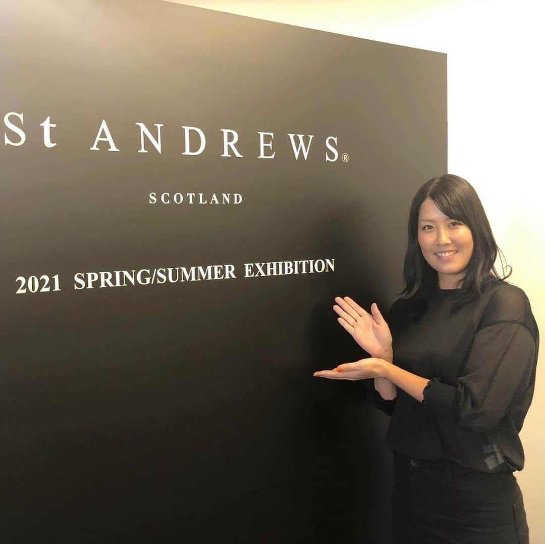 福田真未さんのインスタグラム写真 - (福田真未Instagram)「St ANDREWSの2021年の 展示会に行ってきました〜😃🎽💕  2021年はコケティッシュスポーツスタイル🤍🖤🤍 薔薇をメインに艶感のあるとてもお洒落なウェアが沢山ありました😍✨  とりあえず本当におしゃれ！！！笑  皆さん是非チェックしてくださいね😝😍🙏  次戦のNEC軽井沢も 可愛いウェア着て 出場できることが楽しみです🏌️‍♀️🤍🖤  @standrews_jp   #St ANDREWS #セントアンドリュース #ゴルフウェア #福田真未」7月16日 14時26分 - fukudamami32