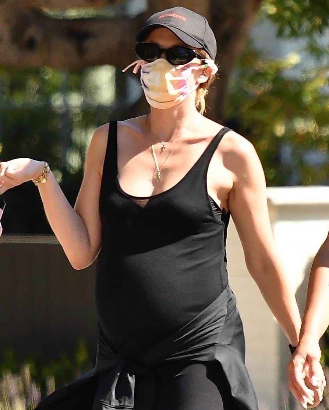 Just Jaredさんのインスタグラム写真 - (Just JaredInstagram)「Pregnant @katherineschwarzenegger gets in her daily dose of exercise while on a walk with a friend! #KatherineSchwarzenegger Photos: Backgrid」7月16日 14時30分 - justjared