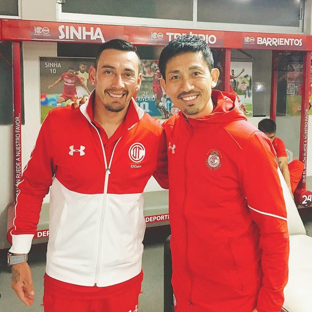 百瀬俊介のインスタグラム：「Hermano @sambueza_1984 Felicidades por regreso a @tolucafc  Deseo lo mejor de mundo campeón 👹🔥👹🔥👹🔥 Saludos a instalacion y toda la gente de perra bravas ✊✊✊  #sambueza #toluca #regreso #14」