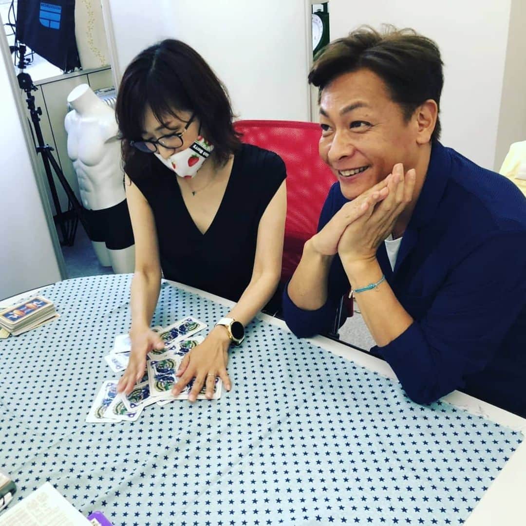 小椋ケンイチ(おぐねー)さんのインスタグラム写真 - (小椋ケンイチ(おぐねー)Instagram)「仕事の合間に仲良しの占い師✨amiさんに仕事、恋のご相談😁 当たるのよ、カード！笑 心当たりあるのことはちょっとじっくり考えてみます!!!笑」7月16日 14時38分 - kenichi_ogura