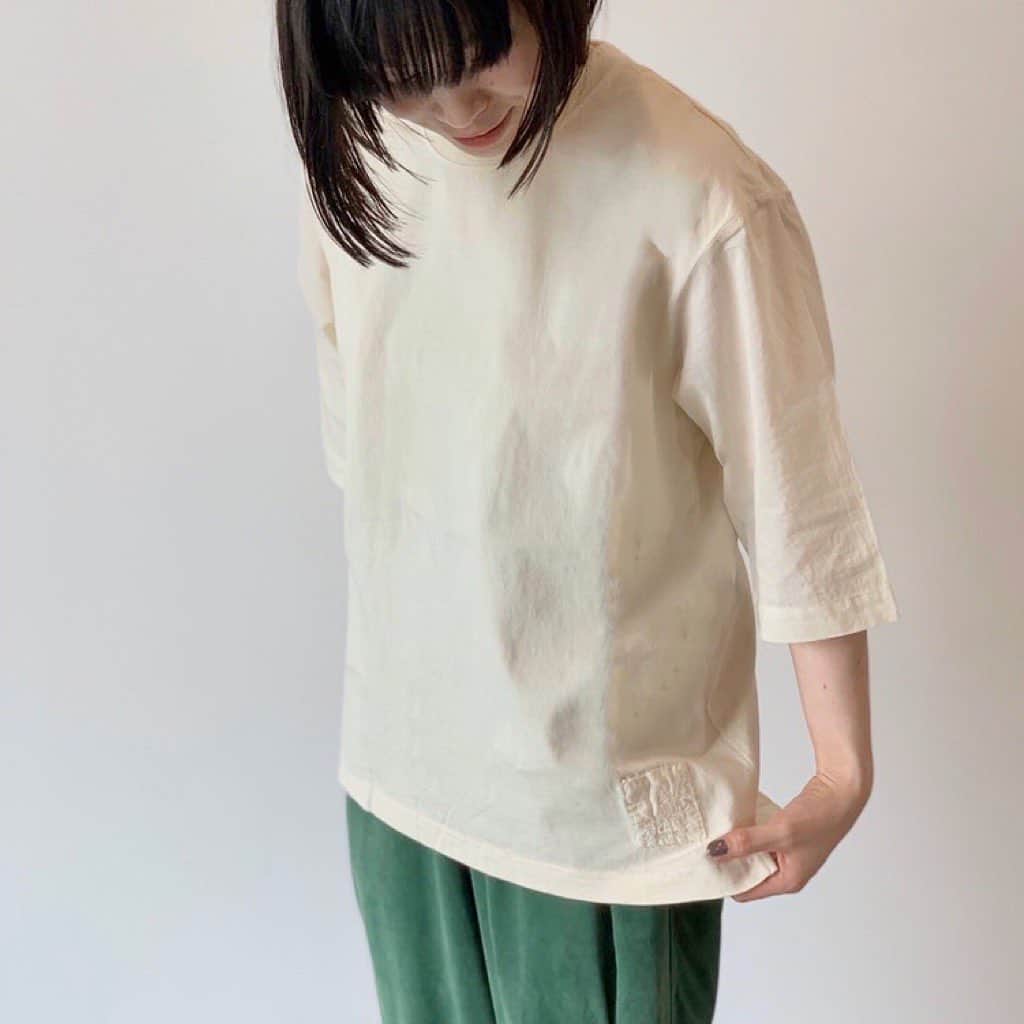 ネ・ネットのインスタグラム：「東京は久しぶりの晴れ間が見えました。今日のおすすめは自然の素材から生まれた優しい色合いのTシャツです。  soumoku-sen T 古来から伝わる自然植物の染料で染色する“草木染”。天竺と綿ローンのドッキングで、Tシャツでもきちんと感のある佇まいです。長めの袖はロールアップするとすっきりした印象に。  ■カラー それぞれの染料が裾に刺繍されていて、風合いのよさがわかります。 pomegranate：オフホワイト・グリーン。ザクロ(pomegranate)の乾燥させた果皮を使用しました。 媒染剤によって色の出方が変化します。 gardenia blue:ライトブルー。クチナシ(ardenia)というアカネ科の木の実を乾燥させて染料にしました。  lacdye:ライトピンク。様々な木に寄生するラック虫が、樹木から養分を吸い上げて分泌する樹脂状のものを染料にしました。   #ネネット #nenet #spring #summer #2020 #collection #specialthanksfair #specialprice #fashion #tokyo #japan #草木染 #soumokusen #naturaldye #tshirt」
