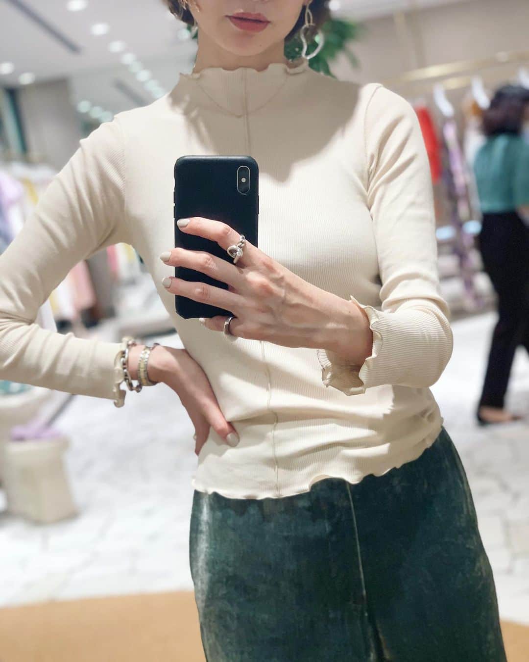 二ノ宮和佳子のインスタグラム：「DODO FOR AEWEN MATOPH   •Hight neck long sleeve → Free size •Velvet pants → 38size  171cmの私が着るとこんな感じ トップスは、フィット感はありますが、ピタピタすぎないシルエットです パンツは、リラックス感のあるシルエット 少し腰に落として履いてます  @dodo_chiharu @aewen_matoph  #DODOforAEWENMATOPH #AEWENMATOPH #イウエンマトフ」