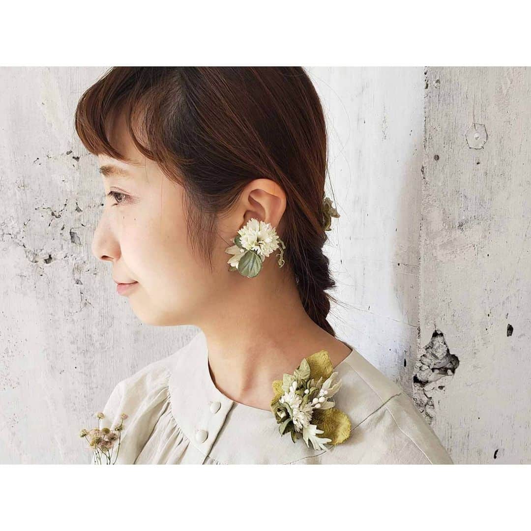のインスタグラム：「【New*】. シロツメクサとリーフのシリーズ＊. . 幸運の象徴としても有名なクローバーとシロツメクサに、 たくさんのリーフが重なり合った新しいシリーズが届きました🍀. . 鮮やかなクローバーとふわっと咲く白いシロツメクサの立体感と、 様々な質感や色合いのリーフがぎゅっと詰まった爽やかな存在感に仕上がりました◎. .  まるでブーケのようなクリップは、ヘアアレンジやお洋服・ハットのモチーフにもオススメです。. . 同シリーズでクリップとコサージュのセットアップで身につけても・・・✨. . . ［ 特集サイトはこちら↓ ］. https://zozo.jp/sp/search/?p_tpcsid=1237498 . #msoeur #エムスール  #zozotown #新作 #布花 #flower #レース #グリーン #葉 #リーフ #花のある暮らし #花 #シロツメクサ #春 #夏のお花 #イヤリング #コサージュ #ヘアアレンジ #ハンドメイド #リネン #ナチュラル」
