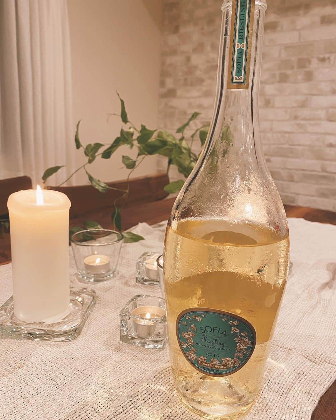 土屋巴瑞季さんのインスタグラム写真 - (土屋巴瑞季Instagram)「フランシス・コッポラのワイン🍷 エチケットがおしゃれで可愛くて買ったんだけど、飲みやすくて一瞬で飲んだ😂(友達と2人でね！笑)飲み方は全然おしゃれじゃない🤓 #ワイン」7月16日 15時17分 - hazukitsuchiya