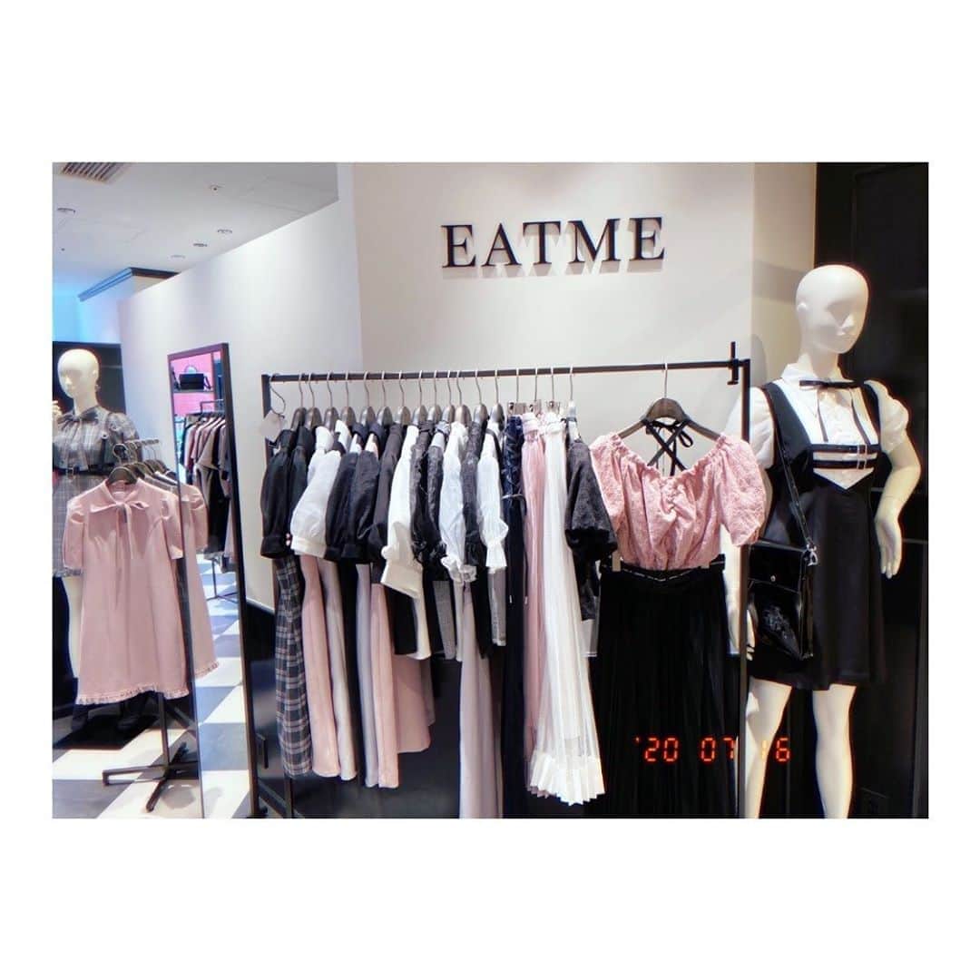 EATMEさんのインスタグラム写真 - (EATMEInstagram)「7.16 update… #EATME #UMEDA #SHOP #WINDOW #STYLING . TOP画面のURLからEATME WEB  STOREをCHECK▶︎▶︎▶︎ @eatme_japan . #EATME_IMAGE #EATME #eatmejapan #イートミー」7月16日 15時09分 - eatme_japan