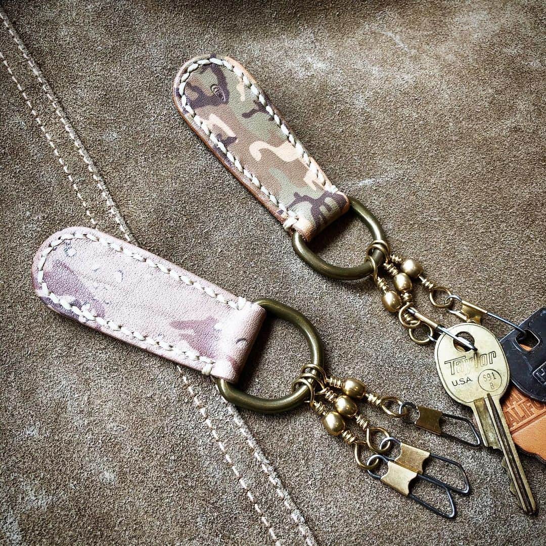 のインスタグラム：「Button Works Camouflage Key Holder 再入荷しました。  #standardcalifornia  #スタンダードカリフォルニア  #buttonworks  #ボタンワークス  #comouflage #カモフラージュ #カモ柄 #leatherkeyholder  #レザーキーホルダー #キーホルダー #ファッション #fashion」