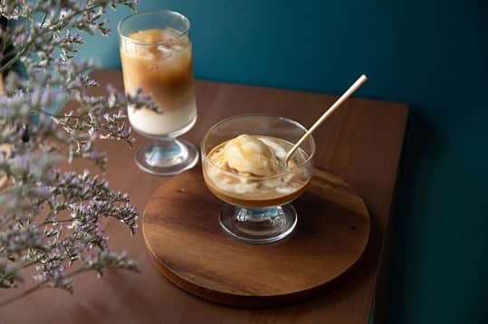 Fashion Headlineのインスタグラム：「「週末喫茶部」第8回目は、週末喫茶部のアトリエからお送りする“おうち喫茶”の提案です。  今回は、川野優馬さんが手掛けるスペシャルティコーヒー専門店「ライト アップ コーヒー（ @lightupcoffee ）」の「エスプレッソキューブ」を使って、アフォガートとアイスラテ、そして定番アレンジとも言えるホットラテを作ってみました。  続きは、 @fashionheadlinejpn ウェブサイトから。  週末喫茶部 at HOME「LIGHT UP COFFEE」、アトリエと私。そして、エスプレッソ https://www.fashion-headline.com/article/27986  photo by @natsumetezuka」