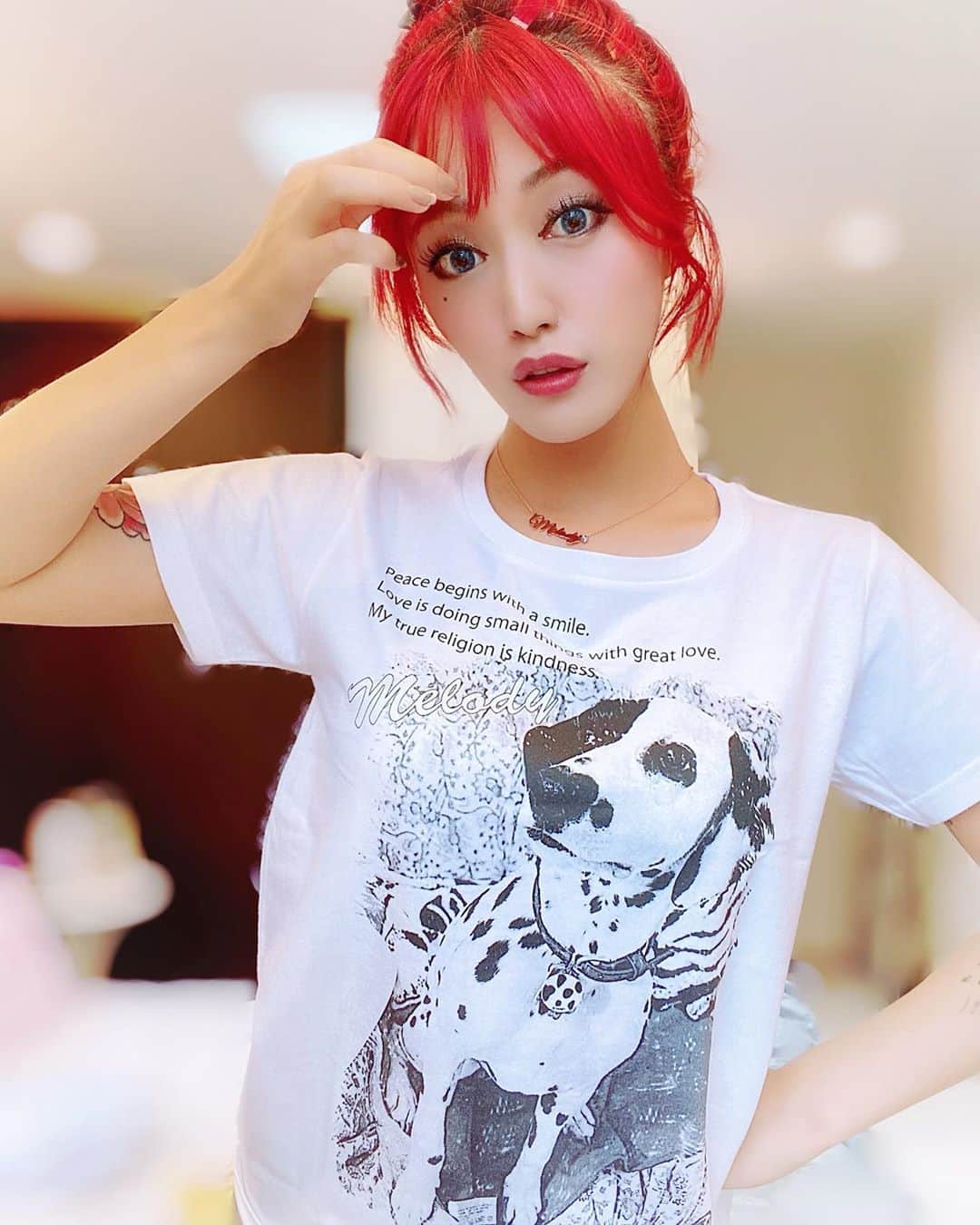五月千和加さんのインスタグラム写真 - (五月千和加Instagram)「. よ〜く見て🤭👚💓 メロディTシャツだよん👕✨✨  今回は夫とお揃いでTシャツと違うメロディの写真でパーカーも作ってもらったよ💖  ちなみにネックレスもオーダーメイドで”Melody”ってかいてあるよ💎  #オリジナルtシャツ  #ダルメシアン #ホワイトtシャツ  #originaltshirt  #dalmatian   🎀🎀🎀🎀🎀」7月16日 15時21分 - satsuki_senwaka