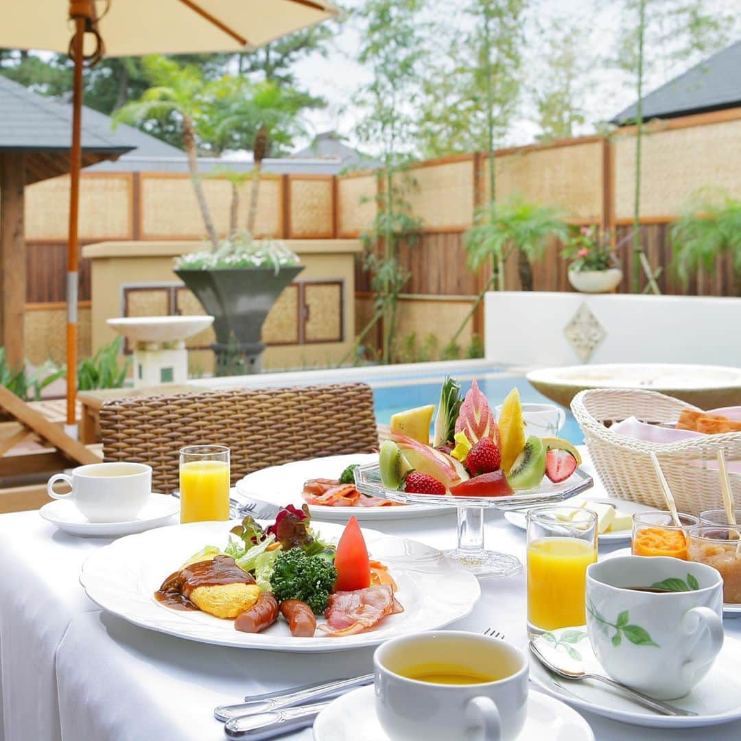 のインスタグラム：「【露天風呂付客室で部屋食を楽しめる10室以下の宿　関東編】 せっかく素敵な宿に宿泊するのなら、お部屋から出ずにゆっくりと自分だけの時間を過ごしたい。そんな望みを叶えてくれるのが、部屋食ができる露天風呂付き客室。首都圏からのアクセスも便利な関東エリアで、自分だけの湯に好きなだけ浸かり、お部屋で誰にも邪魔されずに食事を楽しめる宿をご紹介いたします。 ーーーーーーーーーーーーーーーーーーーー 1⃣鴨川館別邸　ラ・松廬（千葉県／鴨川） 2⃣安房温泉 紀伊乃国屋別亭（千葉県/南房総鋸南） 3⃣Dogサバトリーのある宿 ご・遊庭（千葉県／鴨川） ーーーーーーーーーーーーーーーーーーーー #一休コンシェルジュ #こころに贅沢させよう #一休com #hotel #travel #trip #instatraveling #explorejapan #japantrip  #ホテル #部屋食 #旅館 #旅 #非日常 #ルームサービス #旅行好きな人と繋がりたい #鴨川館 #ラ松廬 #紀伊乃国屋別亭 #露天風呂付客室 #露天風呂 #関東 #千葉 #千葉県  #鴨川 #リゾート #国内旅行 #プチ旅行 #GoToキャンペーン #GoTo」