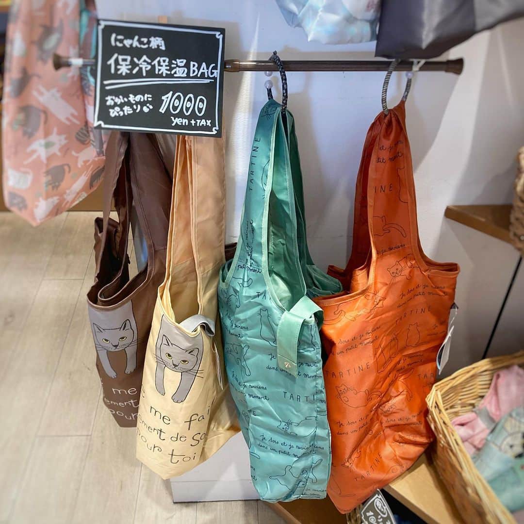 ねこさんのインスタグラム写真 - (ねこInstagram)「鎌倉駅徒歩すぐの場所にある、【鎌倉ねこサロン(@kamakura_neco_salon )】さんに行ってきました〜😻❤️相変わらず、カワユシ💓な、ねこグッズがたーくさん❣️❣️✨ 今は、除菌系や衛生系のねこモチーフグッズや、エコバッグ類などの新商品がたっくさんあったョ🌞✨ 写真2〜3枚目の、パン屋さんが作った、ねこ型マフィン超おいしそう….❤️とっても人気なんだって❣️ もちろん私たちNEKONOBAグッズも多数取り揃えているので是非お店に遊びに行ってみてね🌸 鎌倉駅降りて、小町通りじゃなくて、御成通り‼️です😊✨徒歩1分くらいの場所にあるよ‼️鎌倉に来た際は是非にっ🏋🏽🌴 #neko_magazine #NEKONOBA #ねこマガジン #ネコノバ #ねこ #猫 #cat #catstagram #cat #雑誌ねこ #ねこ雑貨 #今日のねこ #鎌倉 #kamakura #鎌倉ねこサロン #御成通り」7月16日 15時35分 - neko_magazine