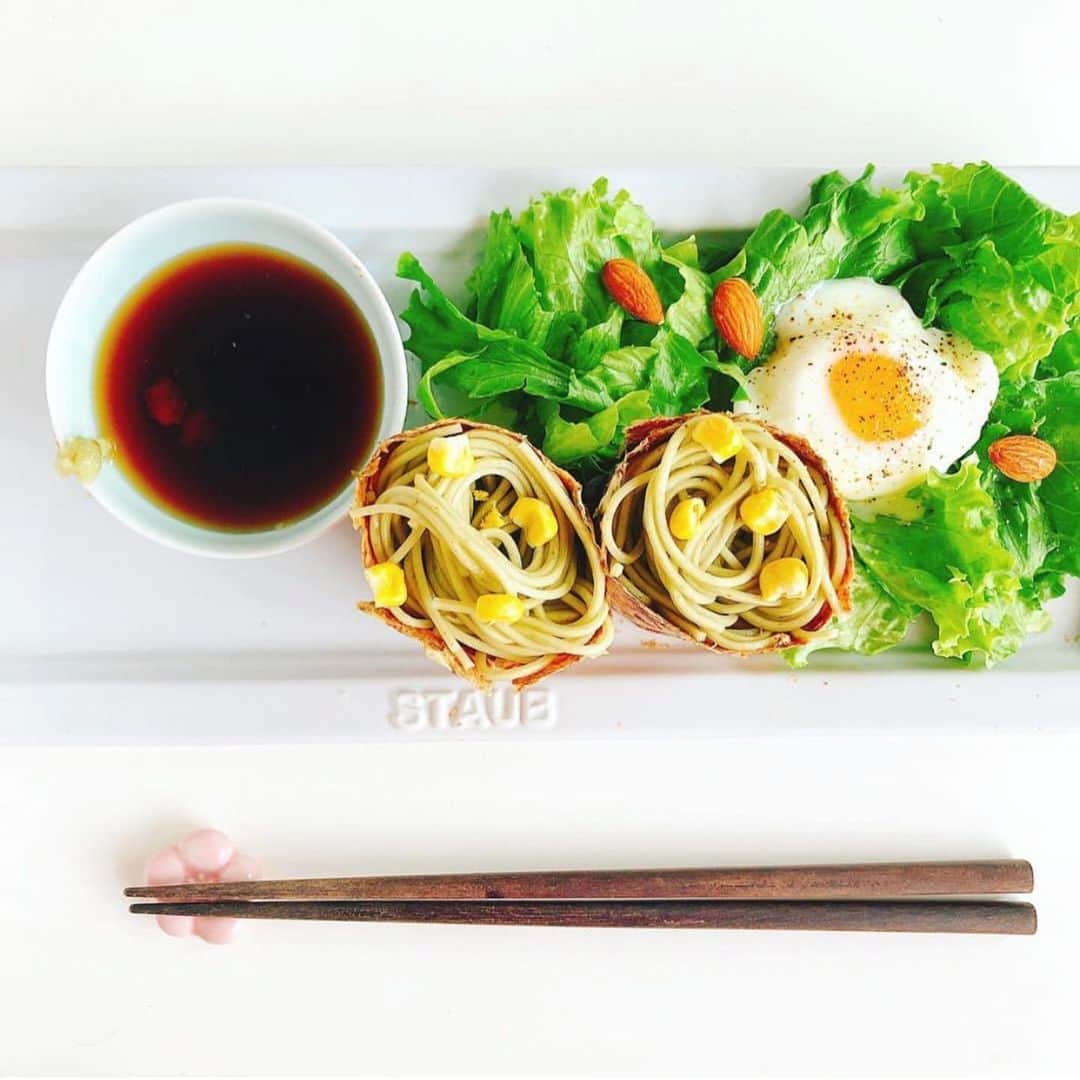 にんべん　おだしでキレイ習慣さんのインスタグラム写真 - (にんべん　おだしでキレイ習慣Instagram)「こんにちは🌞﻿ 今日は @akiko.sasaki3 さんの #夏のおだしごはん ご紹介します🤗🎐﻿ にんべんの『手巻きかつお』を使って楽しい盛り付けのお蕎麦を作ってくださいました🐟💕﻿ ﻿ .﻿ .﻿ .﻿ ﻿ お蕎麦モーニング🌤﻿ 鰹節シートをくるんと丸めて、中にお蕎麦をたっぷりと😋。﻿ ﻿ #つゆの素ゴールド　#鰹節シート　#酒井製麺所　@sakaiseimen ﻿ #akidelishstudio  #アスリートフードマイスター1級 #アスリートフードマイスター @athletefoodmeister_official @abccookingofficial ﻿ #料理好きな人と繋がりたい ﻿ #エルグルメ #フーディーテーブル﻿ #おうちごはんlover #ダイエット　#ダイエットフード　#ウエイトコントロール　#肉体改造 ﻿ #コンディショニング﻿ #b_and_mag @asajikan.jp #朝美人アンバサダー ﻿ #わたしの愛されごはん ﻿ #ルクルーゼのある食卓﻿ #eatpick @eatpick #スタイルテーブル ﻿ #夏のおだしごはん﻿ #だしのある生活﻿ #にんべんだしアンバサダー﻿ #にんべん　#おうちごはんlover #悪魔のおうちごはん﻿ #ナッツを食卓へ﻿ ﻿」7月16日 15時28分 - ninben.dashiambassador