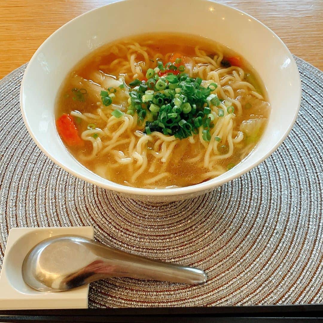 葉月里緒奈さんのインスタグラム写真 - (葉月里緒奈Instagram)「ランチあれこれ。 オムレツが毎回スクランブルエッグになってしまう(笑)。 #おうちごはん#ランチ#オムライス#卵にチーズもプラス#焼きそば#お決まりのマルちゃん#塩ラーメン#あんかけ塩ラーメン #rionahazuki」7月16日 15時43分 - riona_hazuki