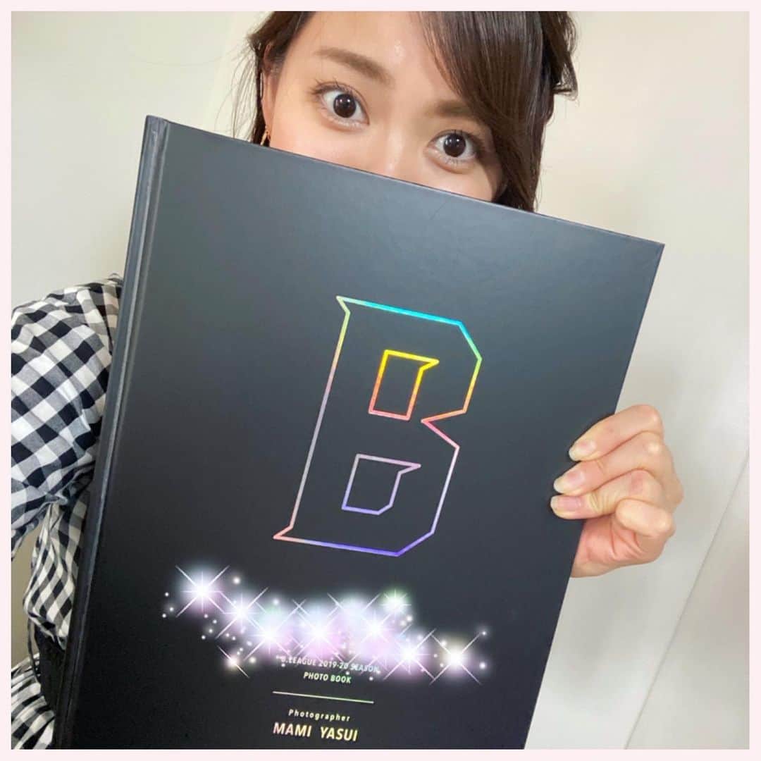 谷藤博美さんのインスタグラム写真 - (谷藤博美Instagram)「﻿ ﻿ じゃじゃ～ん！！！！！！！！！！！！﻿ ﻿ ずっと心待ちにしていた写真集が﻿ 手元に届きました～！﻿ ﻿ ﻿ 去年１２月に取材させていただき﻿ バスケ北海道のコラムでもご﻿ 紹介させていただきました﻿ ﻿ フォトグラファー  安井麻実さん　@mami_yasui  が作り上げた﻿ ﻿ B.LEAGUE B1全18クラブを﻿ 収録した初の写真集です🏀✨﻿ ﻿ ﻿ 届いた封筒を見た感想﻿ ﻿ 「大きい！！」﻿ ﻿ ﻿ 手に持った時の感想﻿ ﻿ 「....重い！！！」﻿ ﻿ ﻿ 表紙をみた最初の感想﻿ ﻿ 「綺麗！！！！！」﻿ ﻿ ﻿ 開いた最初の感想﻿ ﻿ 「・・・・（言葉を失う)！！！！」﻿ ﻿ ﻿ ﻿ 最初の1ページめから﻿ 安井さんワールド全開で あまりの素敵さに言葉を失いました。﻿ ﻿ 写真1枚1枚から伝わる情報量がおおくて、展示会をみにきたような気分になりました。笑  1ページをめくるのに相当時間がかかるため、私はまだ１０分の１も見終わっていません。笑﻿ ﻿ ネタバレを避けたいので﻿ あまり多くはまだ語れませんが﻿ ﻿ Bリーグが好きな人、﻿ これから好きになる 気配を感じている人は﻿ ﻿ 手元に残しておいて﻿ 絶対に損しない☺️内容だと﻿ 私は改めて思いました。﻿ ﻿ ﻿ 特にレバンガ北海道の ブースターのみなさま…﻿ ﻿ 折茂武彦選手のラストシーズン﻿ 松島良豪選手のラストシーズン﻿ オールスターゲームin北海道の  写真で振り返ると 感動もひとしお　ではないかと ﻿ ﻿ よくこの瞬間を切り抜いてくれました👏﻿ ﻿ という瞬間が多くて...  是非一人でも多くの人にみてほしいです。﻿ ﻿ 選手の写真は勿論、﻿ 会場を盛り上げてくれる チアダンスチームや（大好きなパシスタのダンサーさんもバッチリうつっておりました）﻿ マスコットキャラクターの姿も﻿ ばっちりおさめられいます。﻿ ﻿ 先日２０２０－２０２１シーズン の﻿ 開幕カードが発表されましたが﻿ 始まる前に写真集で２０１９－２０２０シーズンを振り返るのオススメですよ🥰﻿ ﻿ まだ購入できるとのことで、詳しくは安井さんのインスタグラムやホームページをご覧くださいね。﻿ ﻿ ★安井さんについて書かせていただいたコラムはプロフィールのリンクから飛べます。﻿ ﻿  因みにレバンガ北海道の 開幕カードは﻿１０月３日　﻿ ﻿ レバンガ北海道VS名古屋ドルフィンズ﻿ ﻿ ﻿どんな試合をみせてくれるのか今か楽しみですね😊  #アナウンサー　#北海道放送　#谷藤博美　#bリーグ　#安井麻実　#タイトルは秘密　#無加工です表紙のキラキラ　#大きさ伝わるかな　#スポーツ写真集　#写真集　#レバンガ北海道　#折茂武彦　選手の笑顔がものすごく素敵に納められておりました　#美人カメラマンです　#レバブーに届け　#開幕が待ち遠しい　#バスケット #bleague」7月16日 15時37分 - tanifuji_63