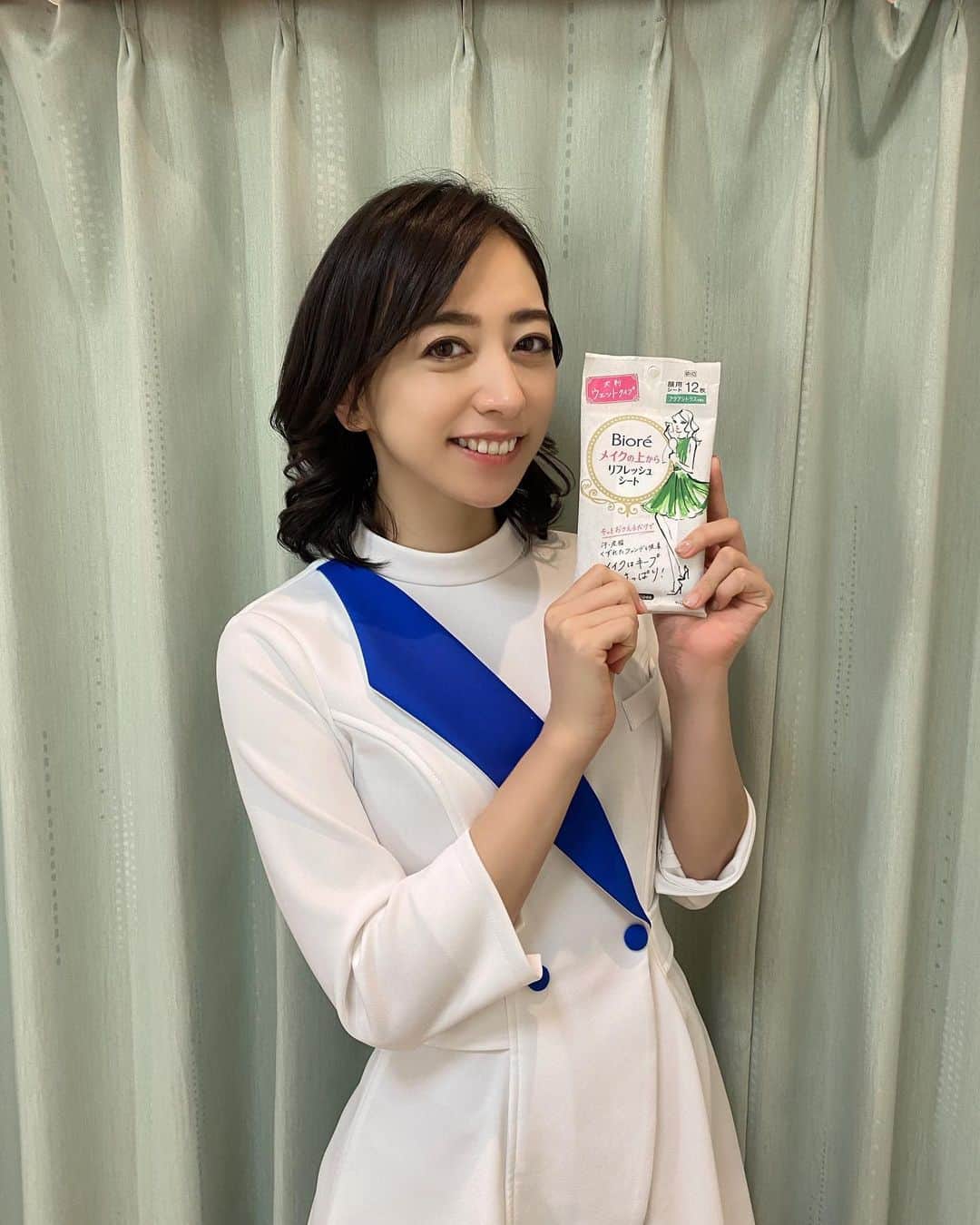 井元麻帆のインスタグラム：「本日公開🧼﻿ Biore「メイクの上からリフレッシュシート」﻿ のTVCMに出演させていただきました。﻿ 今回は、なんと歌も一部歌(?)わせて頂いています🙈﻿ ﻿ 昨今の状況下で、本来の演出が一部変更になってしまいお見せしたかったシーンも影響を受けてしまいました。トレインチャンネルでは、フルで見れるようなので電車などで、ふと見つけていだけるととても嬉しいです😊﻿ #ビオレ﻿ #biore﻿ #メイクの上からリフレッシュシート #しれっとおりますのでぜひ目を凝らして見つけてやってください」