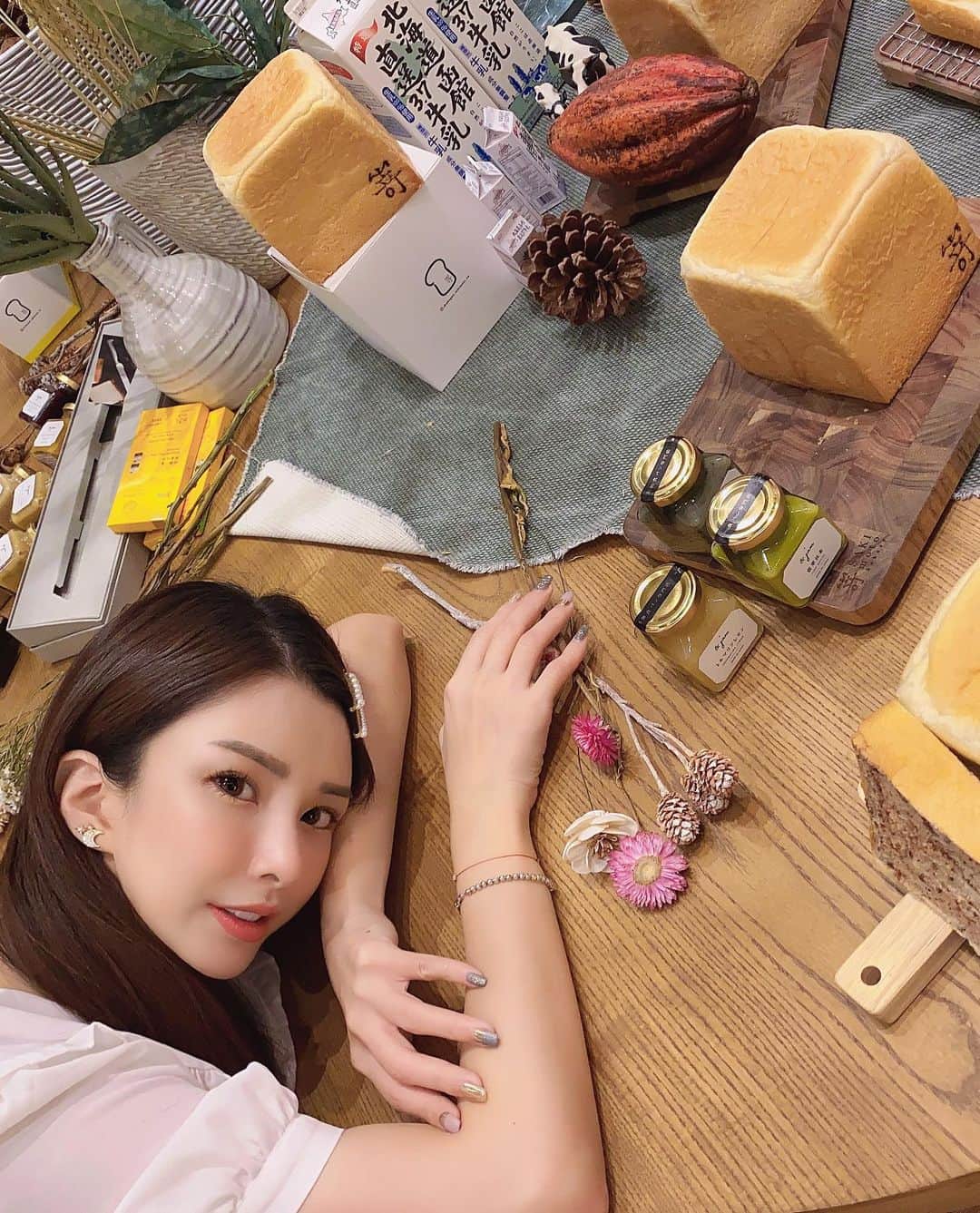 蘇心甯さんのインスタグラム写真 - (蘇心甯Instagram)「Morning~ 和嵜本的約會大家都說我這身打扮超青春 畢竟僅剩這青春的尾巴我抓的非常牢 就像被鱉咬到永不放開的牢固XD 娃娃領珍珠釦學院風美洋👗@0525bonnie  耳環髮式🌙 @bonnyread.tw   躺在🍞SAKImotoBakery生吐司的懷抱裡 為什麼今天有種不一樣的♥️甜蜜幸福 原來是加了🍫限定版福灣巧克力蹦出新滋味 還有和大家嘰嘰喳喳的更熱鬧有趣了  #lala食記 @shokupan_sakimoto_tw  #101限定版福灣巧克力生吐司 #日本第一生吐司品牌 #嵜本SAKImotoBakery #來自大阪的高級生吐司 #北海道函館直送牛乳」7月16日 15時53分 - lalababy625