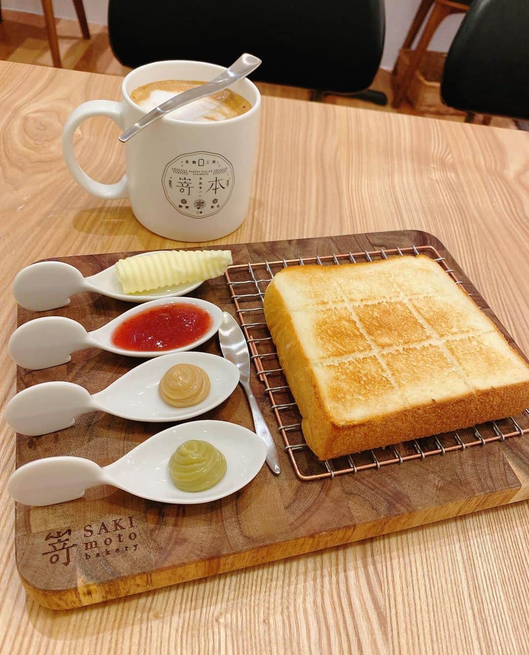 蘇心甯さんのインスタグラム写真 - (蘇心甯Instagram)「Morning~ 和嵜本的約會大家都說我這身打扮超青春 畢竟僅剩這青春的尾巴我抓的非常牢 就像被鱉咬到永不放開的牢固XD 娃娃領珍珠釦學院風美洋👗@0525bonnie  耳環髮式🌙 @bonnyread.tw   躺在🍞SAKImotoBakery生吐司的懷抱裡 為什麼今天有種不一樣的♥️甜蜜幸福 原來是加了🍫限定版福灣巧克力蹦出新滋味 還有和大家嘰嘰喳喳的更熱鬧有趣了  #lala食記 @shokupan_sakimoto_tw  #101限定版福灣巧克力生吐司 #日本第一生吐司品牌 #嵜本SAKImotoBakery #來自大阪的高級生吐司 #北海道函館直送牛乳」7月16日 15時53分 - lalababy625