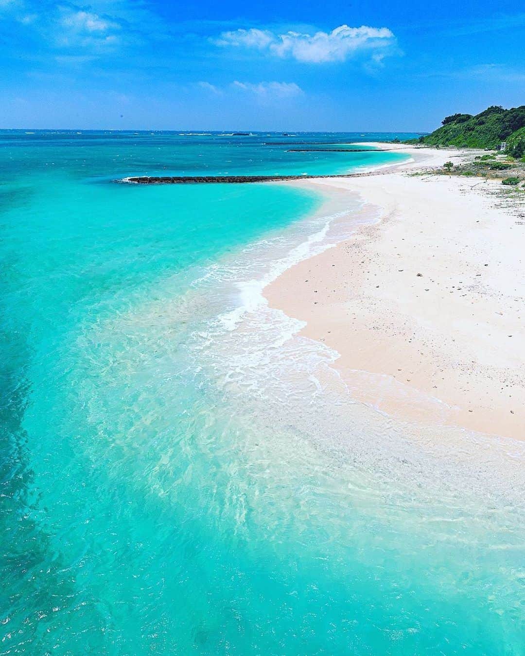 Be.okinawaさんのインスタグラム写真 - (Be.okinawaInstagram)「Let the breathtaking beauty of Okinawan beaches lift up your mood! 📍: Irabu Island 📷: @tamaki_nakajima_okinawa  With a perimeter of just 30 km, Irabu Island is an abundant natural paradise -- perfect for a mini adventure!  We look forward to welcoming you when things settle down. Stay safe! #okinawaathome #staysafe  #irabujima #miyakoislands #伊良部島 #宮古群島 #이라부섬 #미야코제도 #宮古諸島 #伊良部大橋 #irabubridge #whitesandbeach #beokinawa #visitokinawa」7月16日 16時00分 - visitokinawajapan